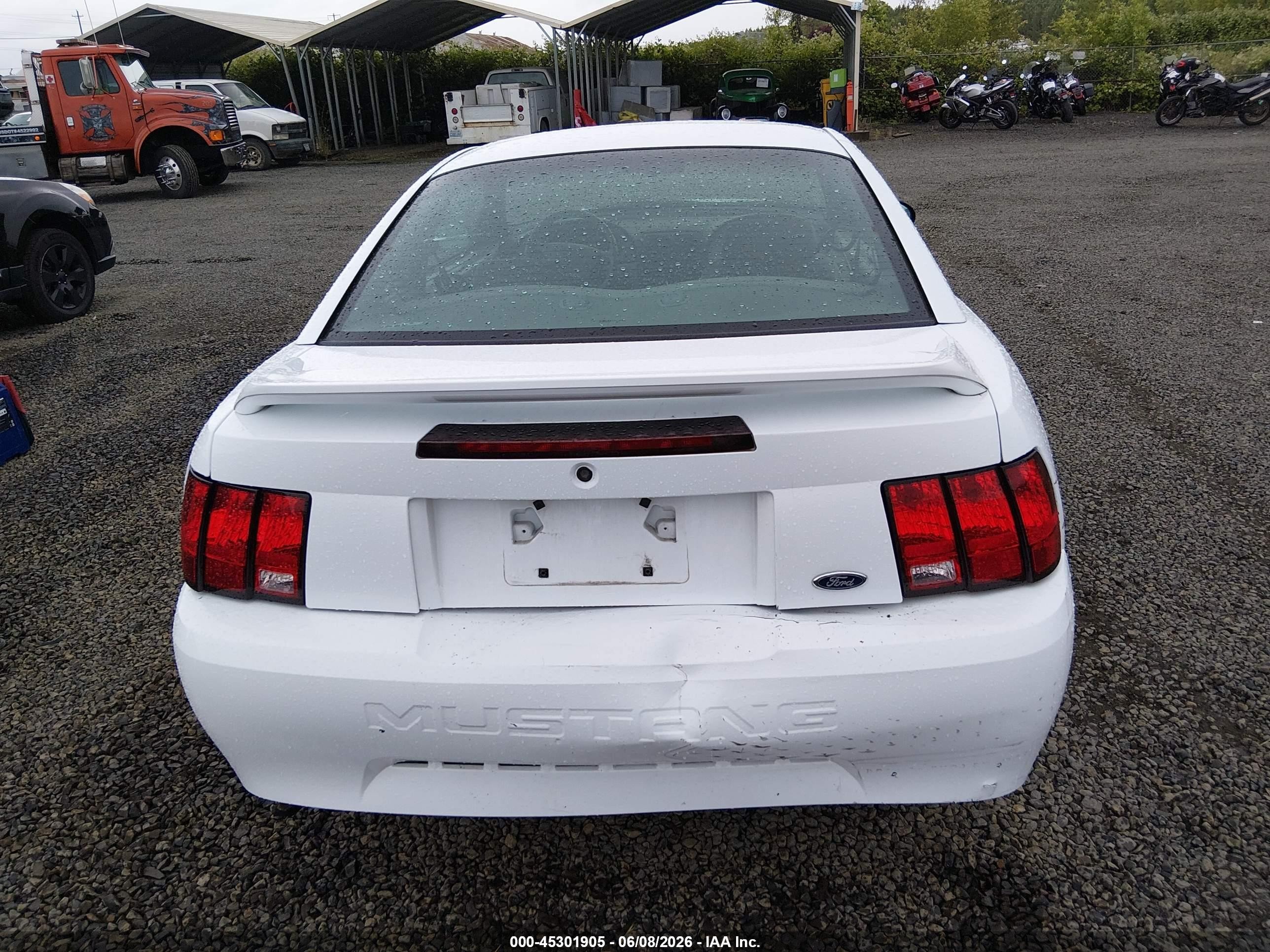 2000 Ford Mustang   White vin: 1FAFP4041YF130531