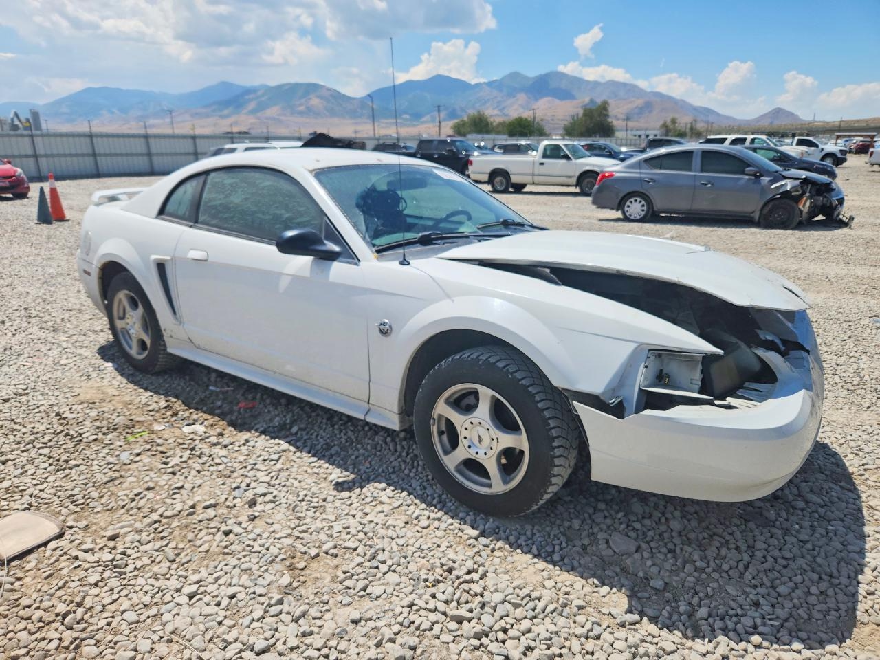 2004 Ford Mustang Белый vin: 1FAFP40424F125414