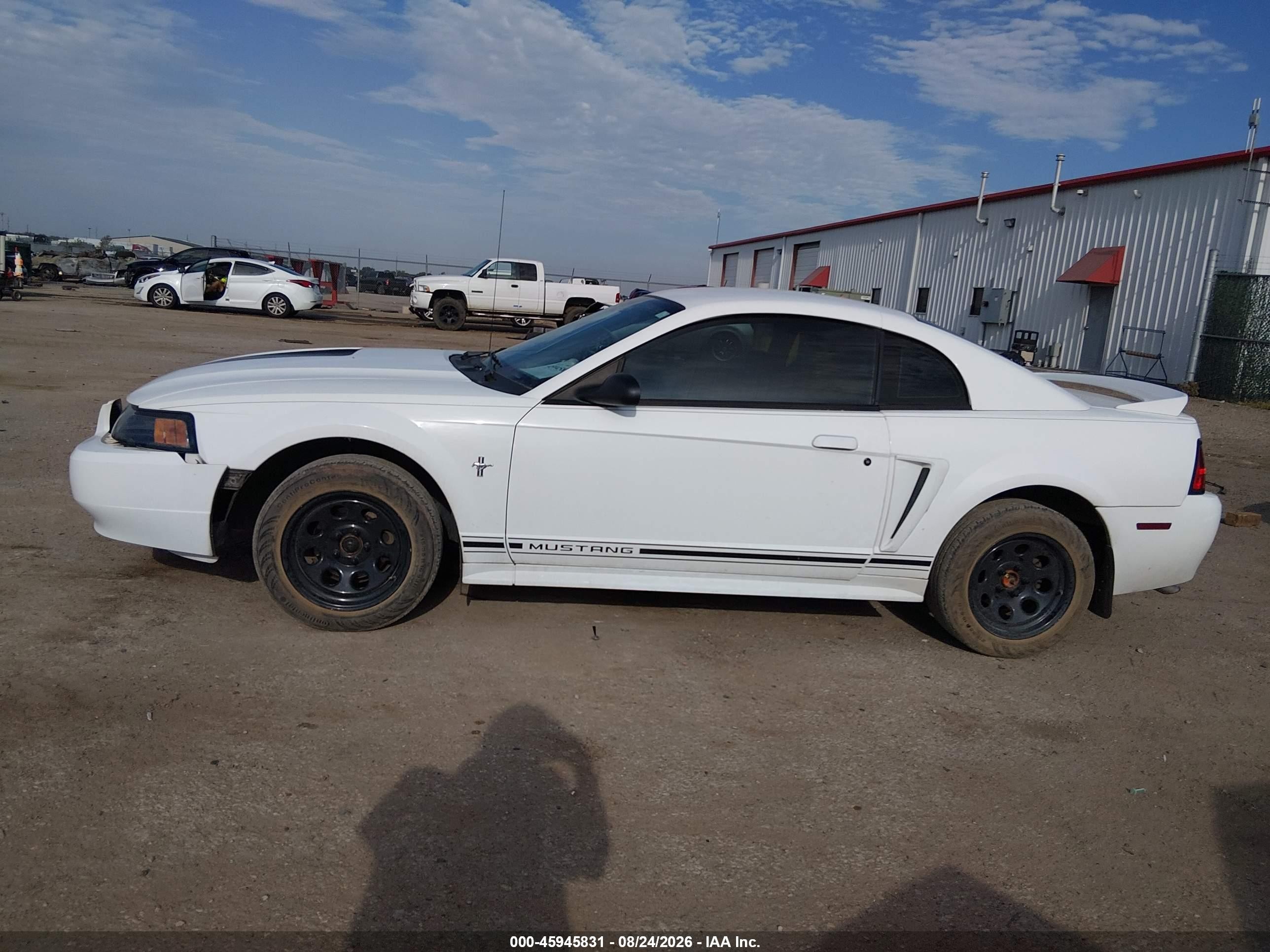 2000 Ford Mustang Белый vin: 1FAFP4042YF215409