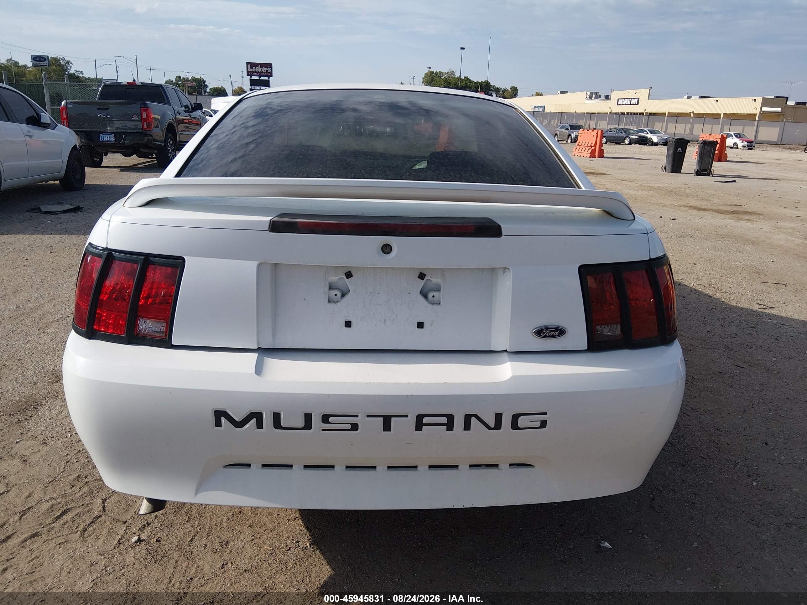 2000 Ford Mustang Белый vin: 1FAFP4042YF215409