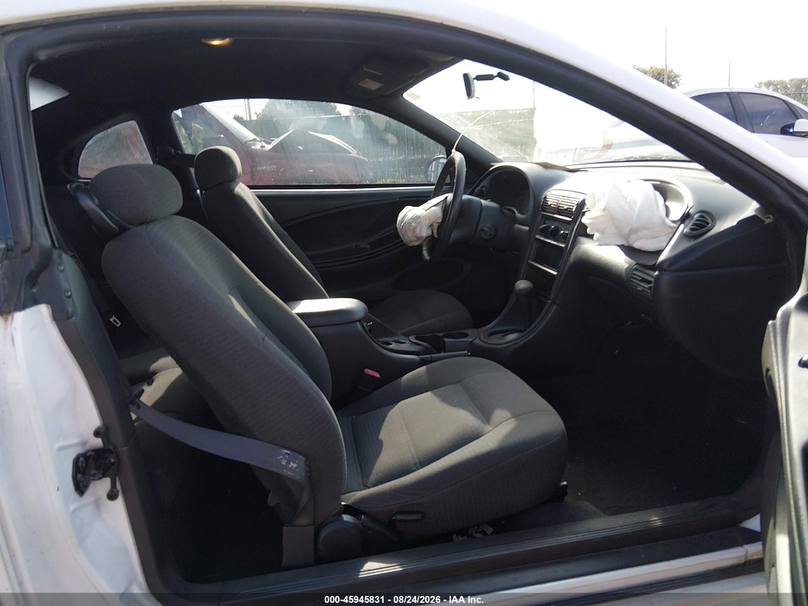 2000 Ford Mustang Белый vin: 1FAFP4042YF215409
