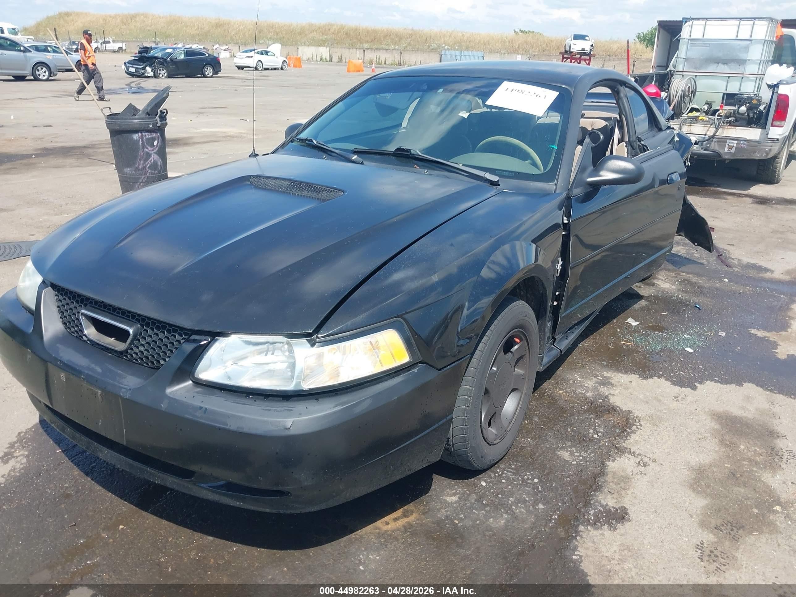 2000 Ford Mustang   Black vin: 1FAFP4043YF139747
