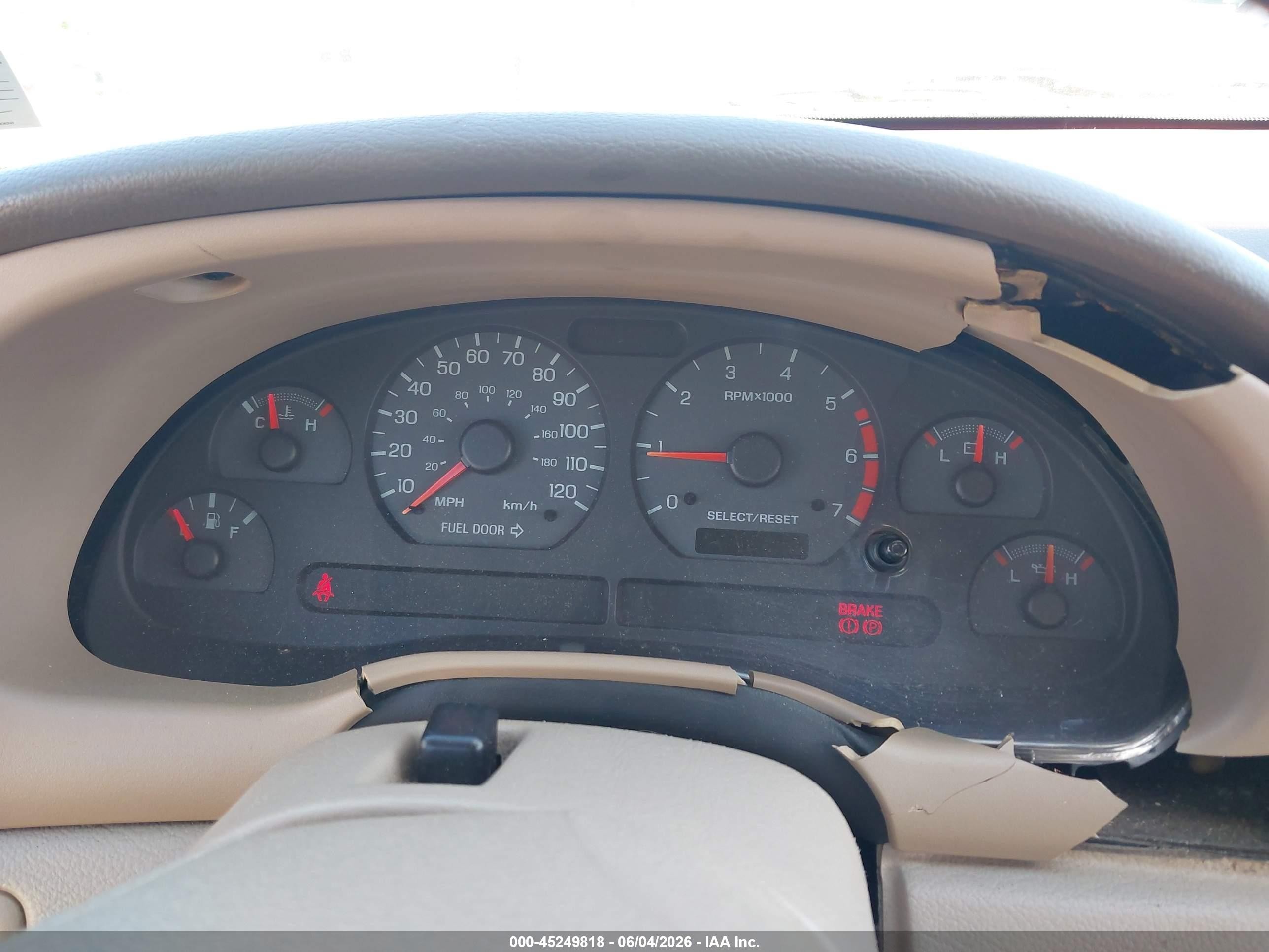 2002 Ford Mustang   Red vin: 1FAFP40452F211345