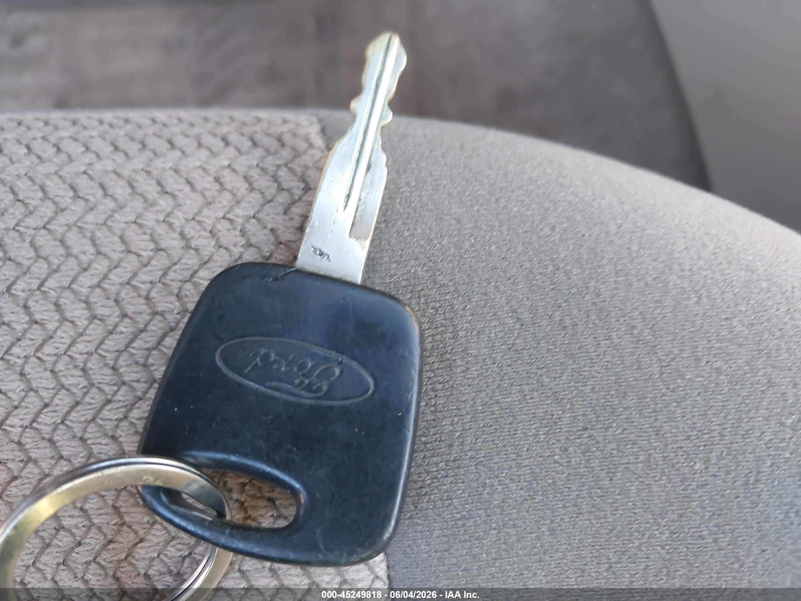 2002 Ford Mustang   Red vin: 1FAFP40452F211345