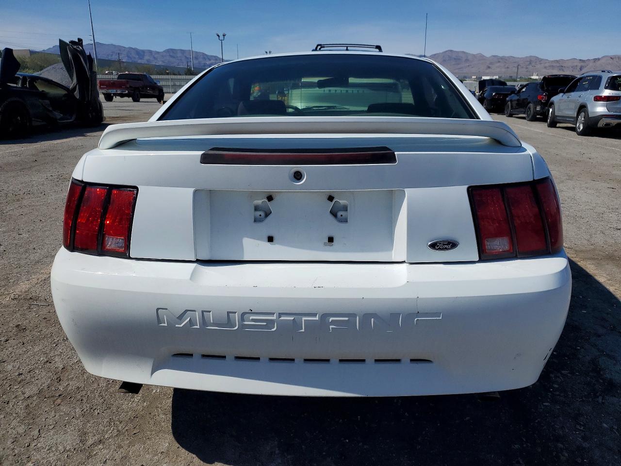 2000 Ford Mustang White vin: 1FAFP4045YF221107