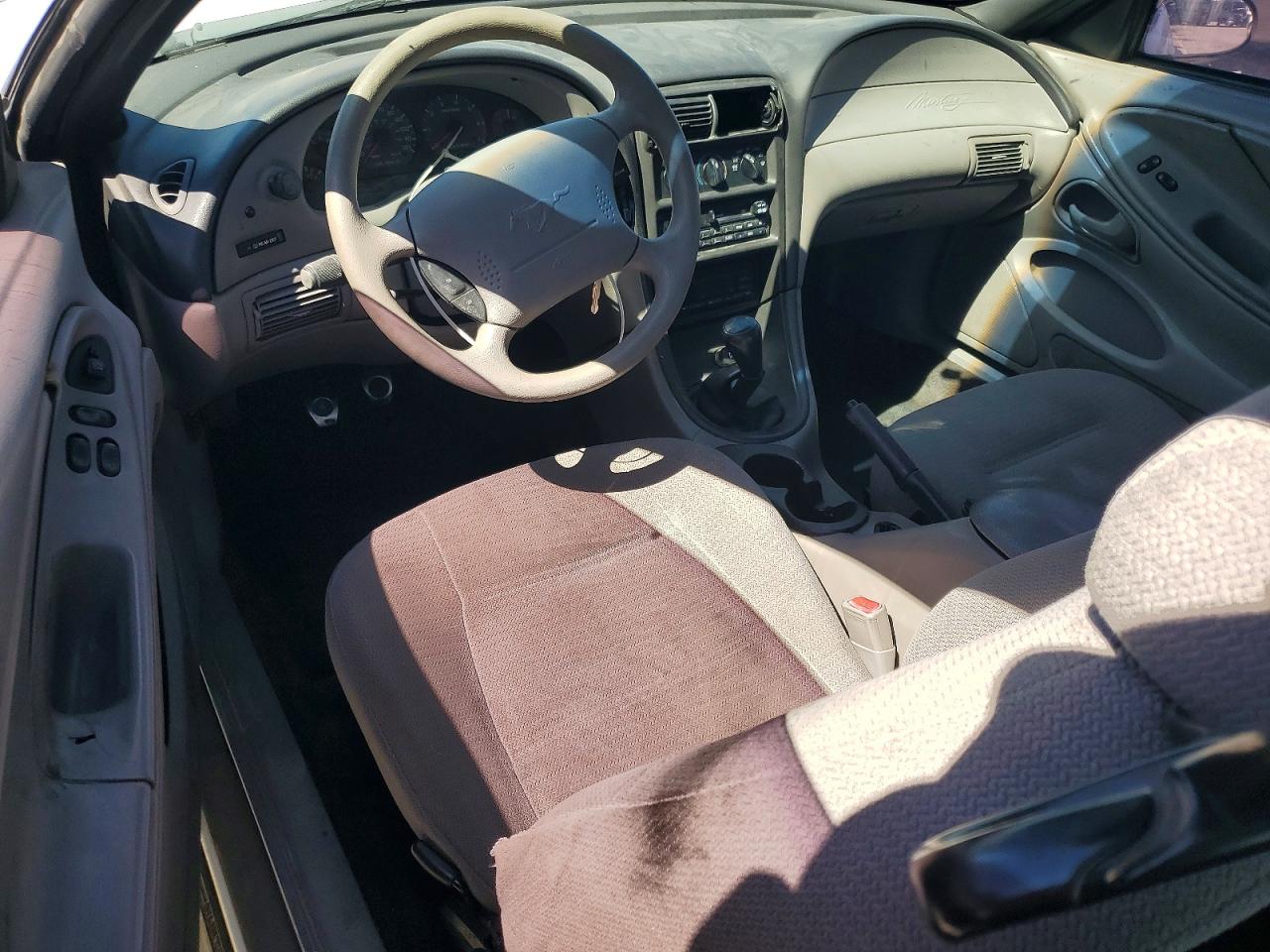 2000 Ford Mustang White vin: 1FAFP4045YF221107
