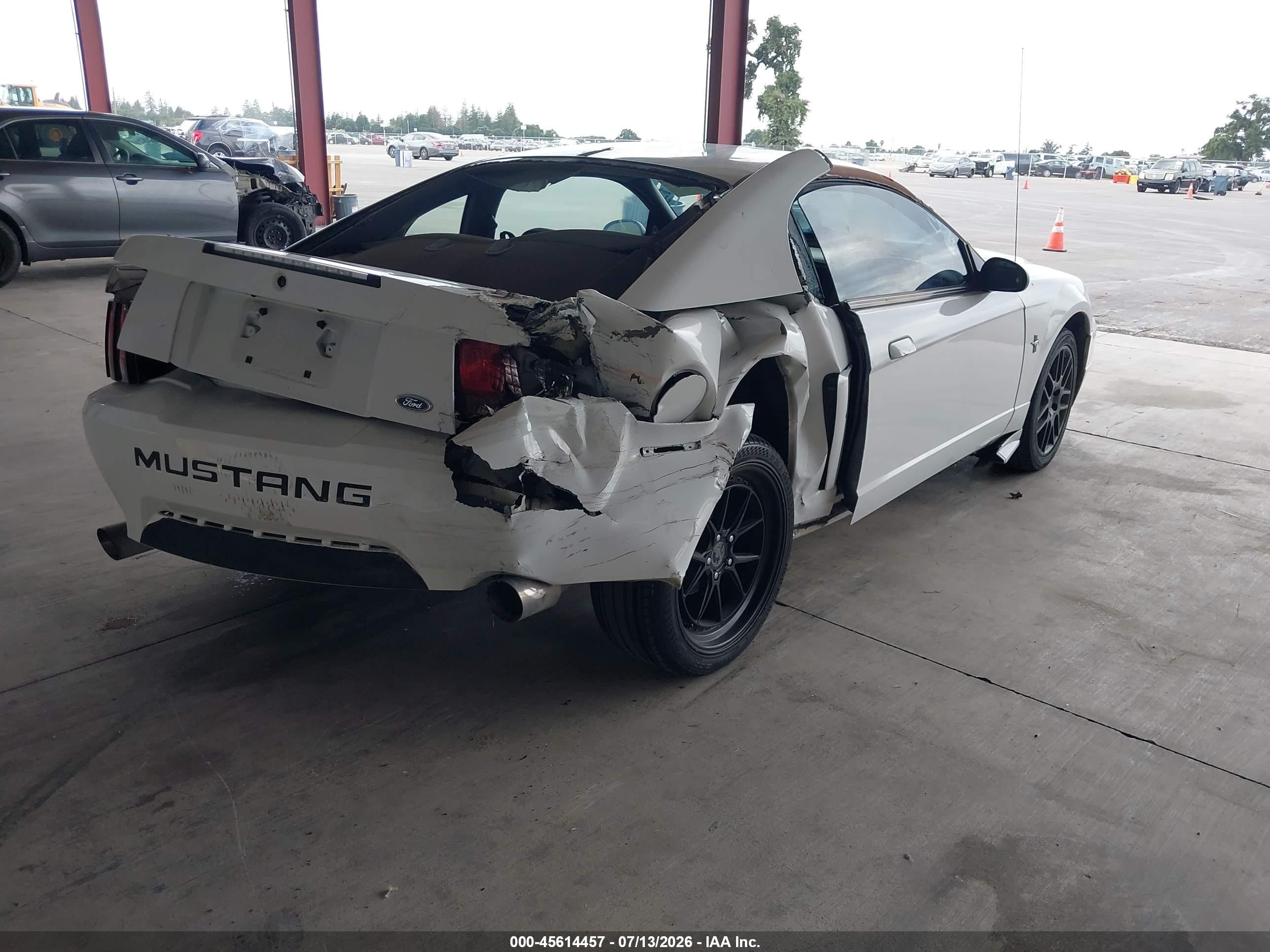 2001 Ford Mustang   White vin: 1FAFP40461F112063