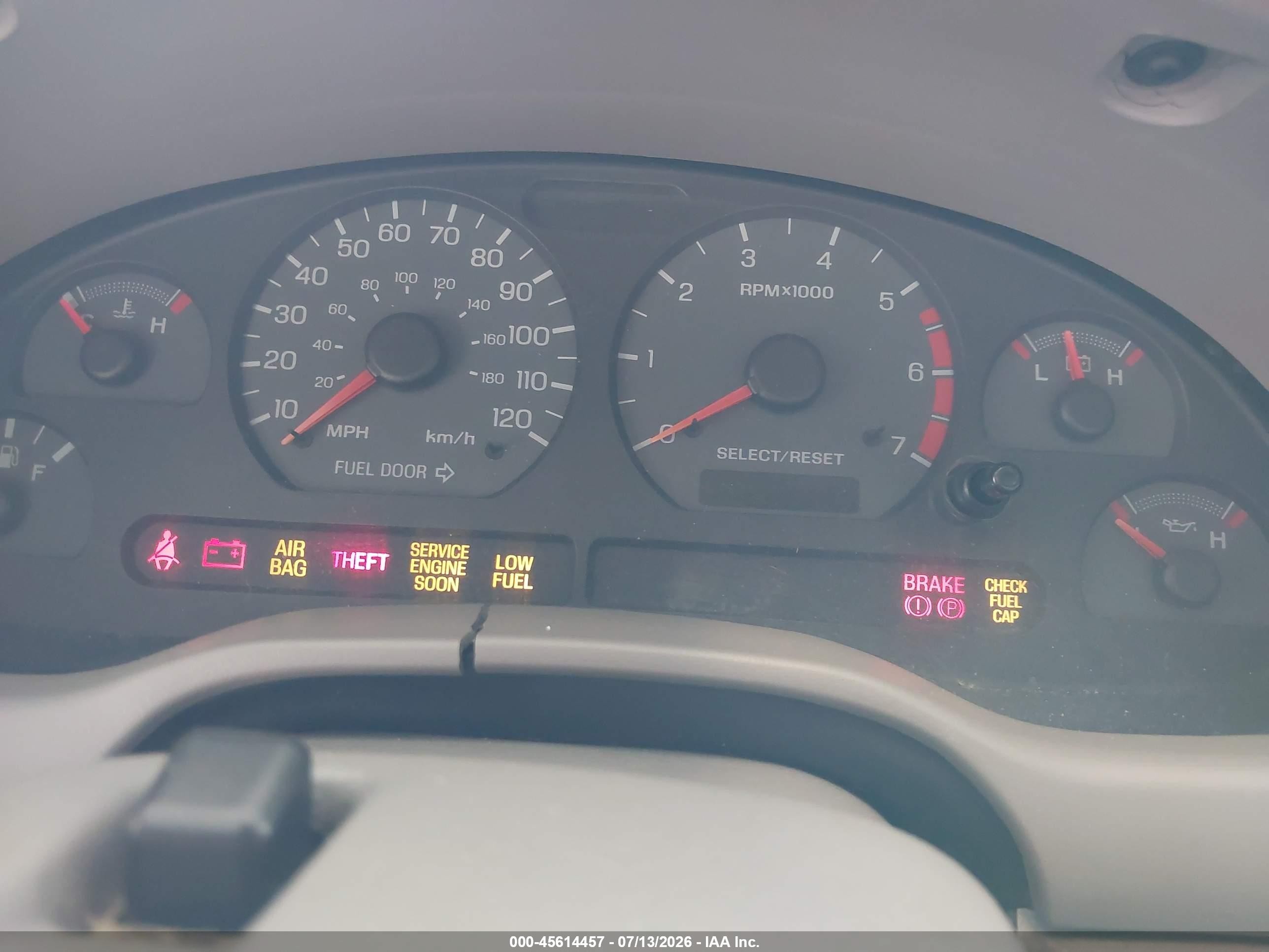 2001 Ford Mustang   White vin: 1FAFP40461F112063