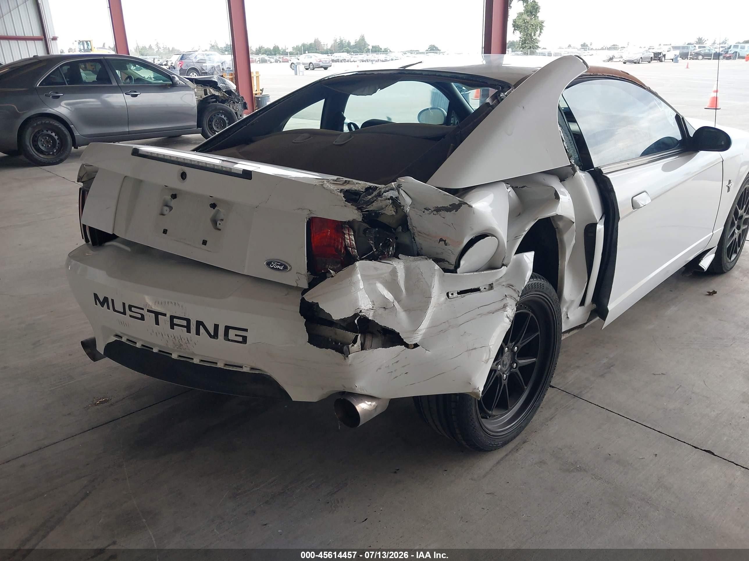 2001 Ford Mustang   White vin: 1FAFP40461F112063