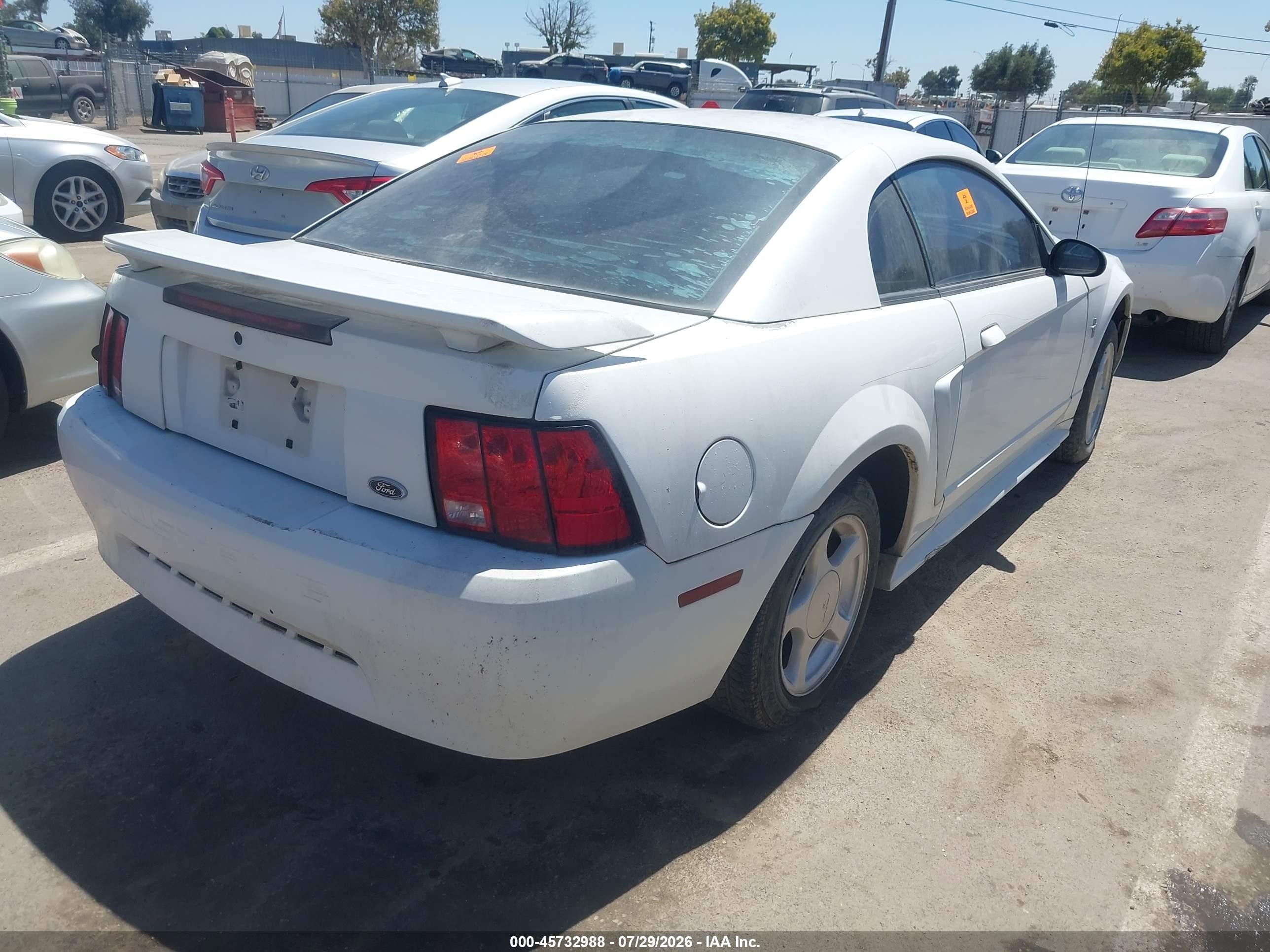 2003 Ford Mustang   Белый vin: 1FAFP40463F313531