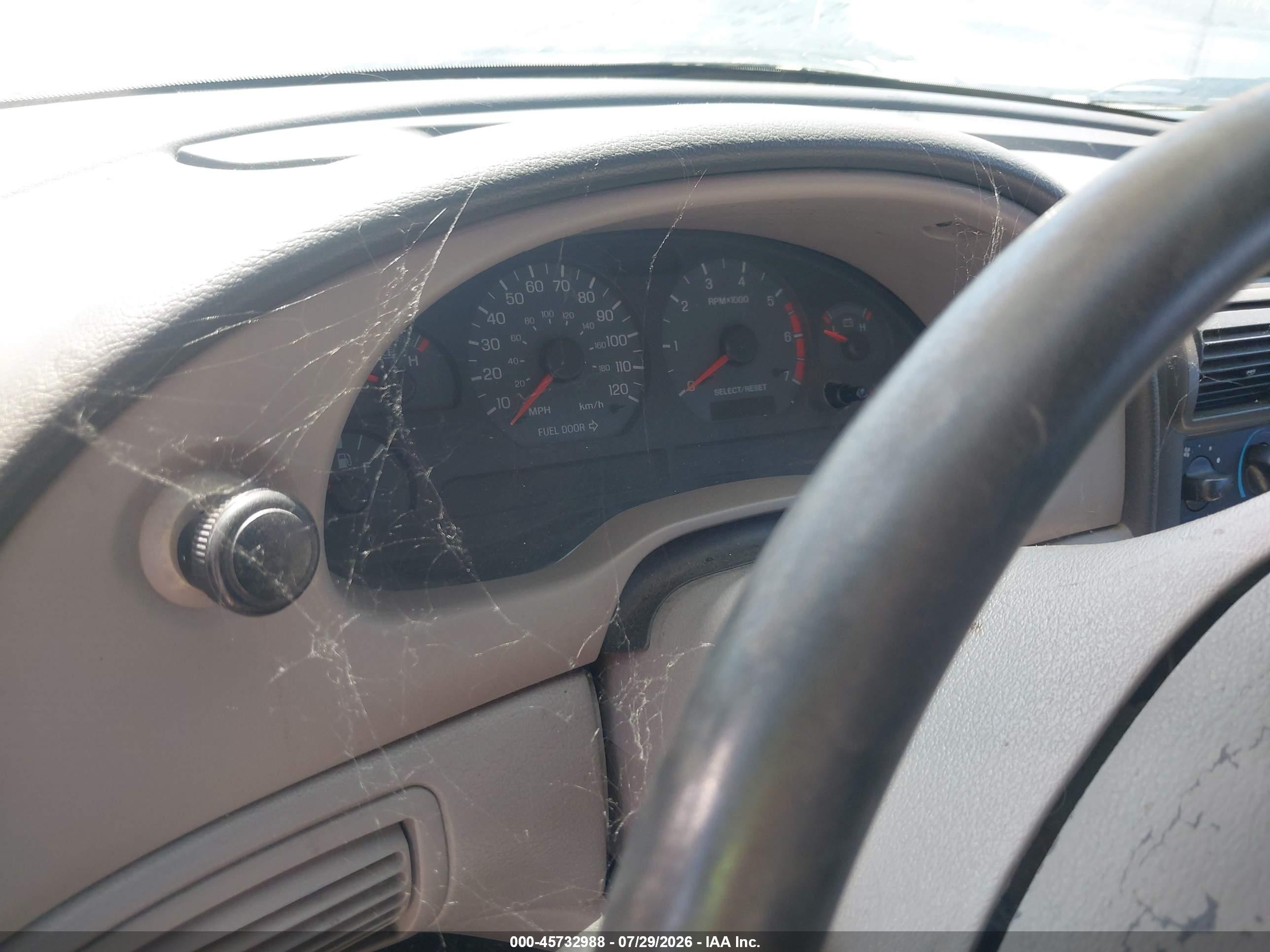 2003 Ford Mustang   Белый vin: 1FAFP40463F313531