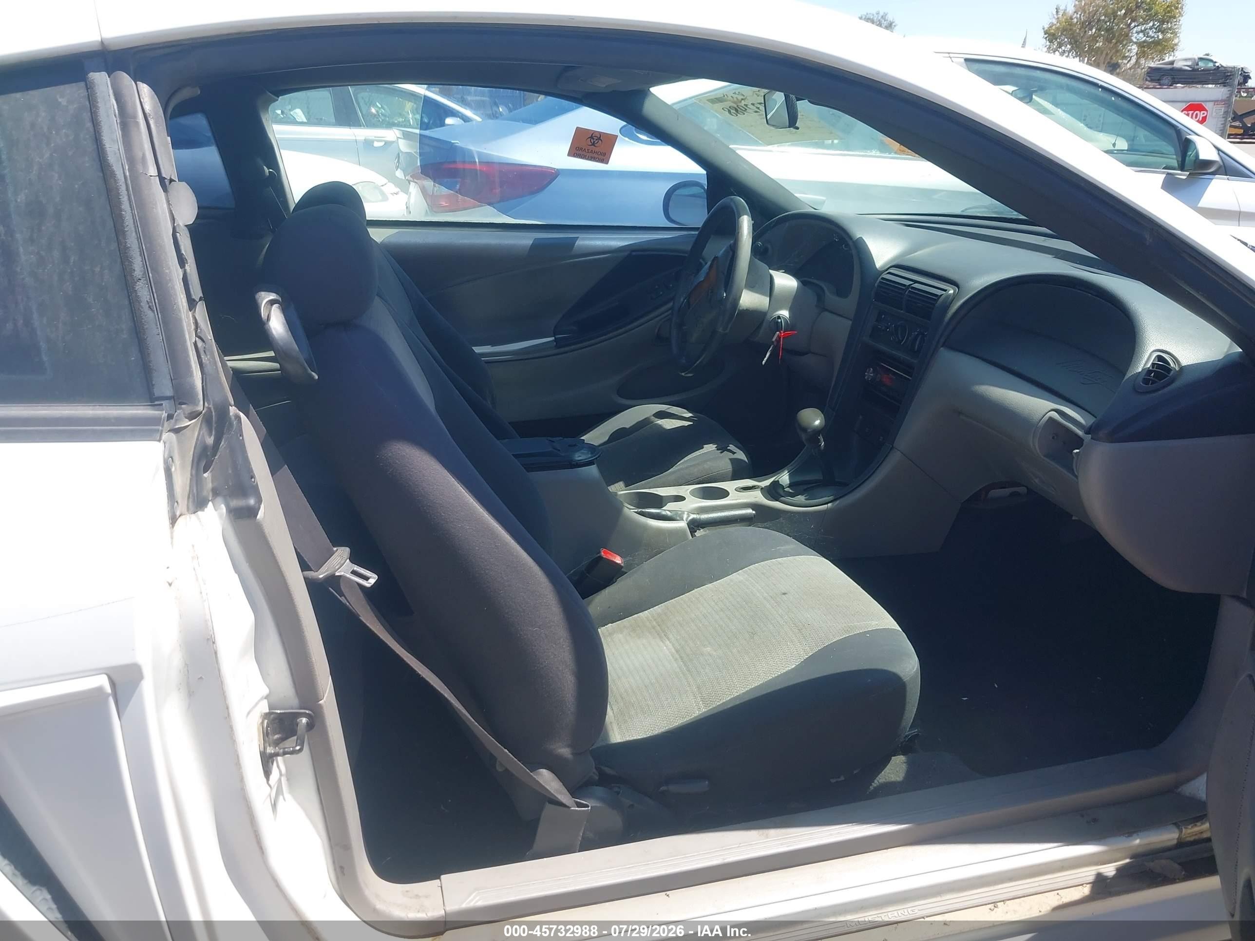 2003 Ford Mustang   Белый vin: 1FAFP40463F313531