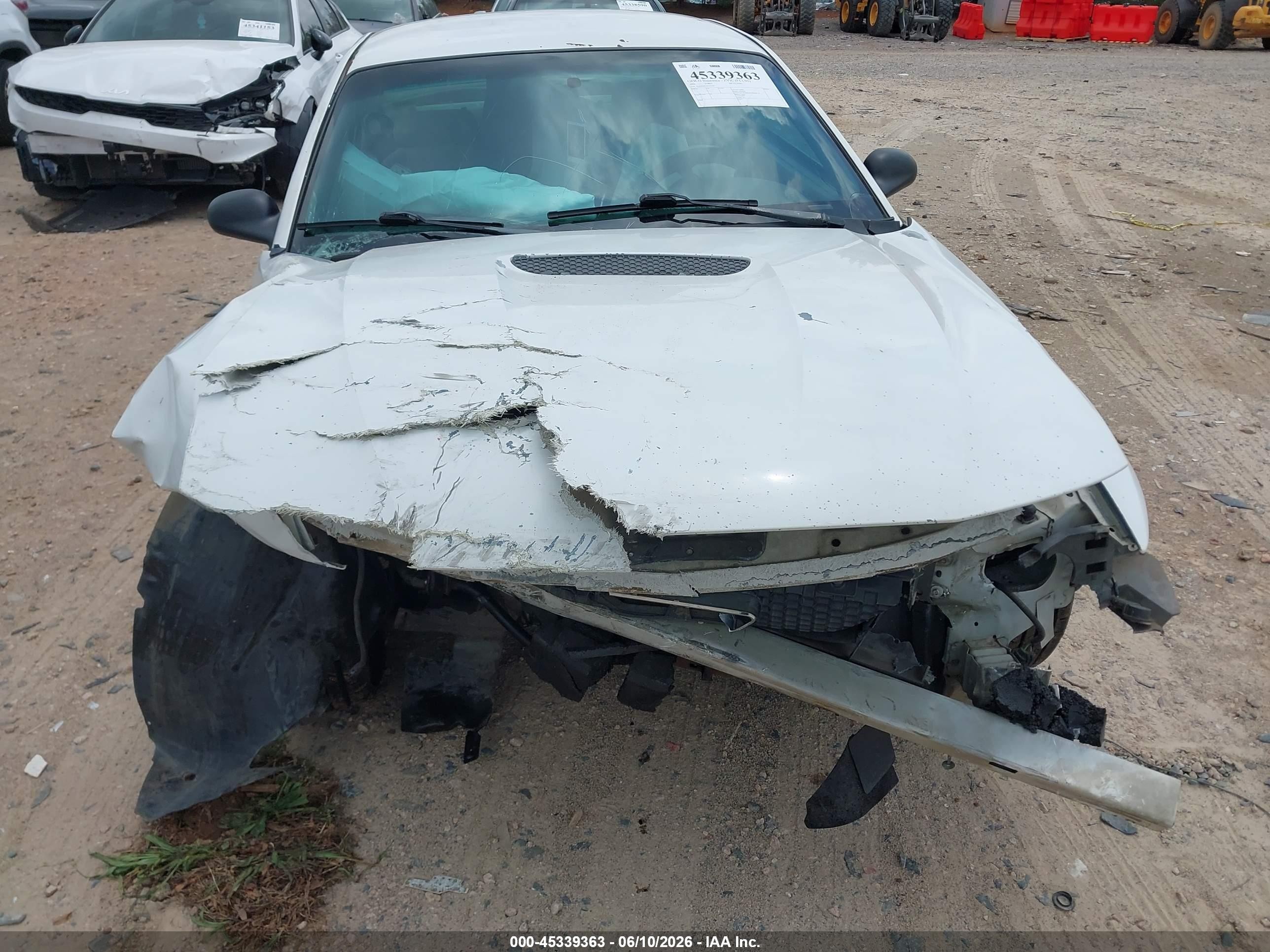 2002 Ford Mustang Deluxe/premium White vin: 1FAFP40472F132565