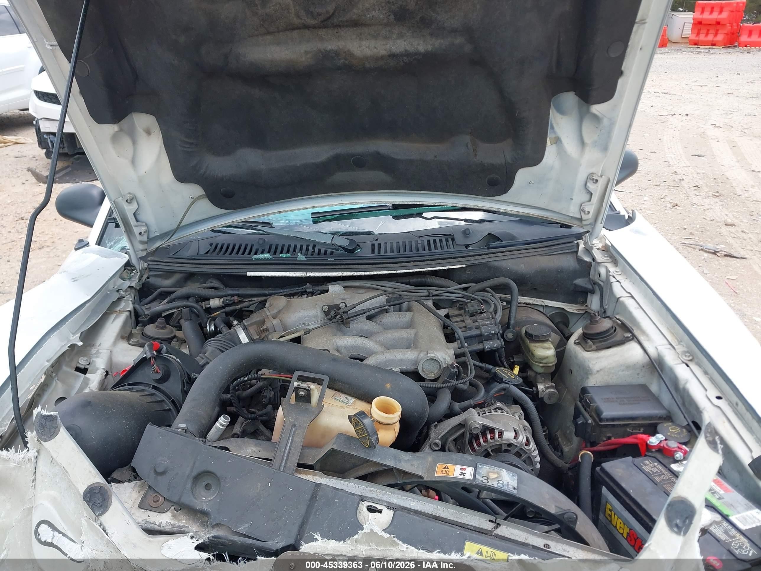2002 Ford Mustang Deluxe/premium White vin: 1FAFP40472F132565