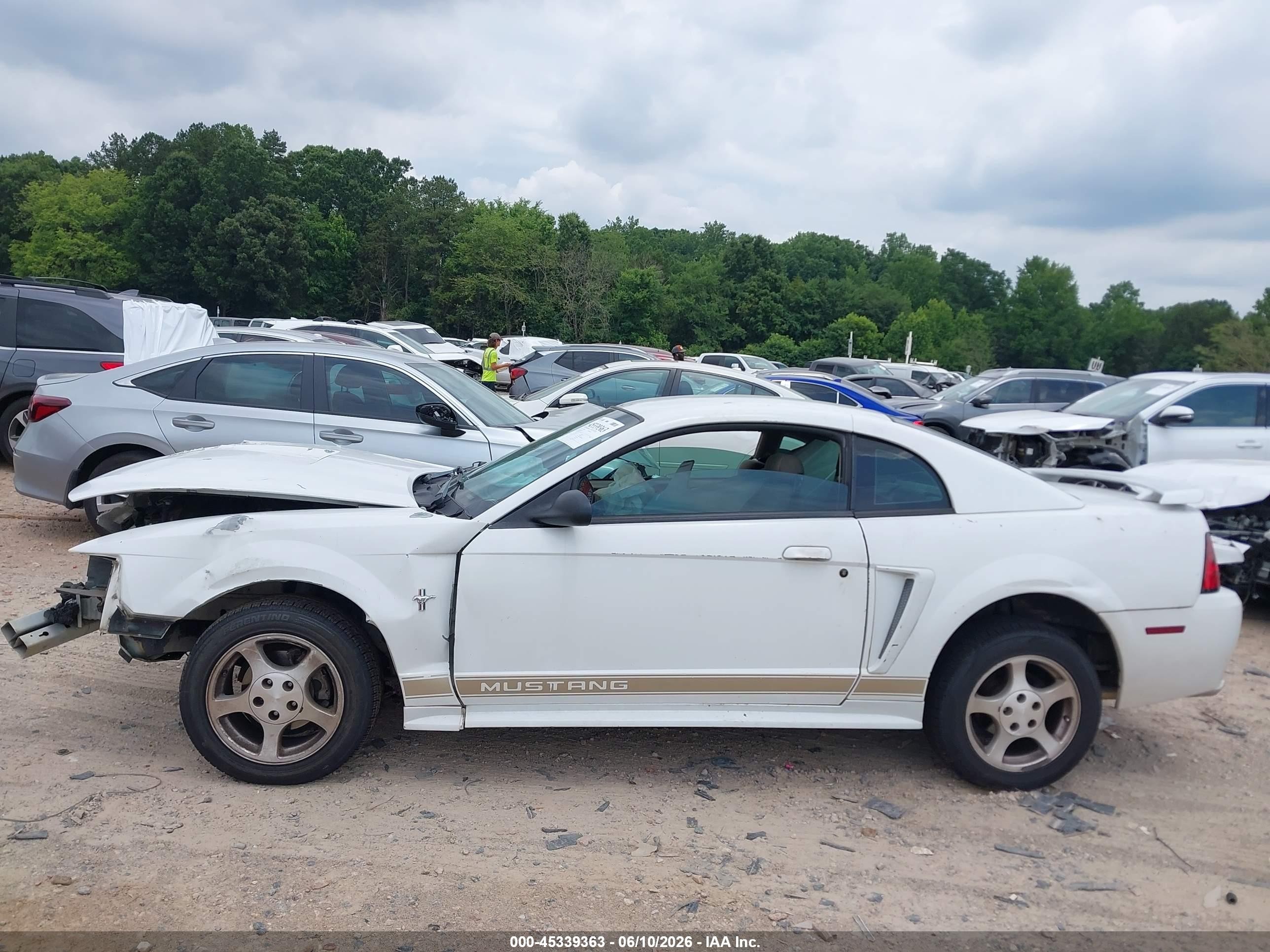 2002 Ford Mustang Deluxe/premium White vin: 1FAFP40472F132565