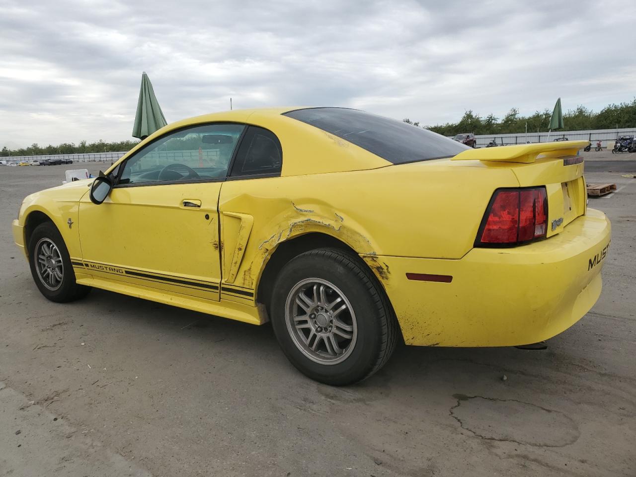 2001 Ford Mustang Желтый vin: 1FAFP40481F199139