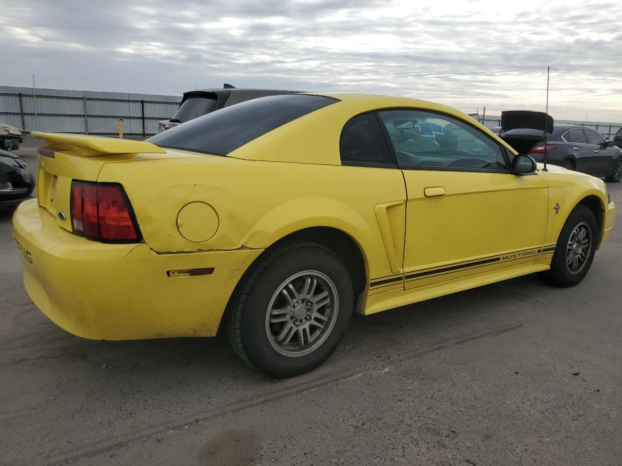 2001 Ford Mustang Желтый vin: 1FAFP40481F199139