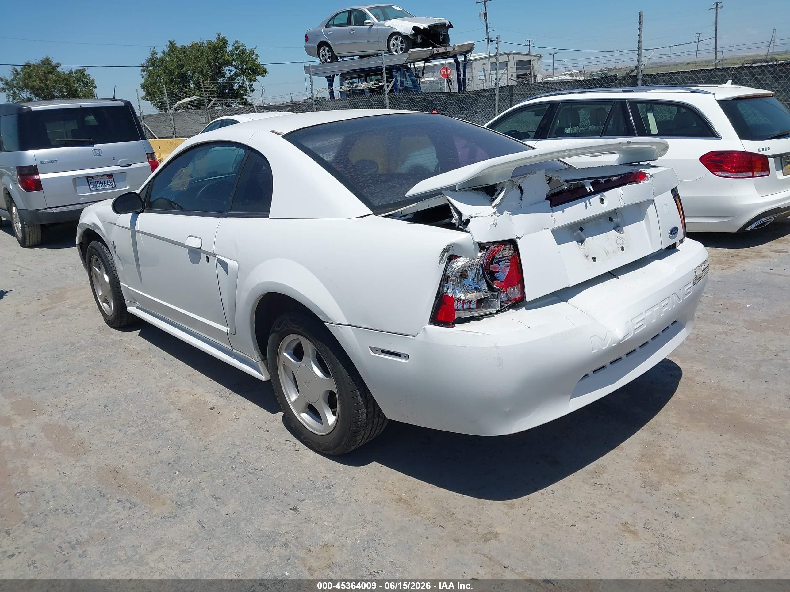 2003 Ford Mustang   Белый vin: 1FAFP40483F308363