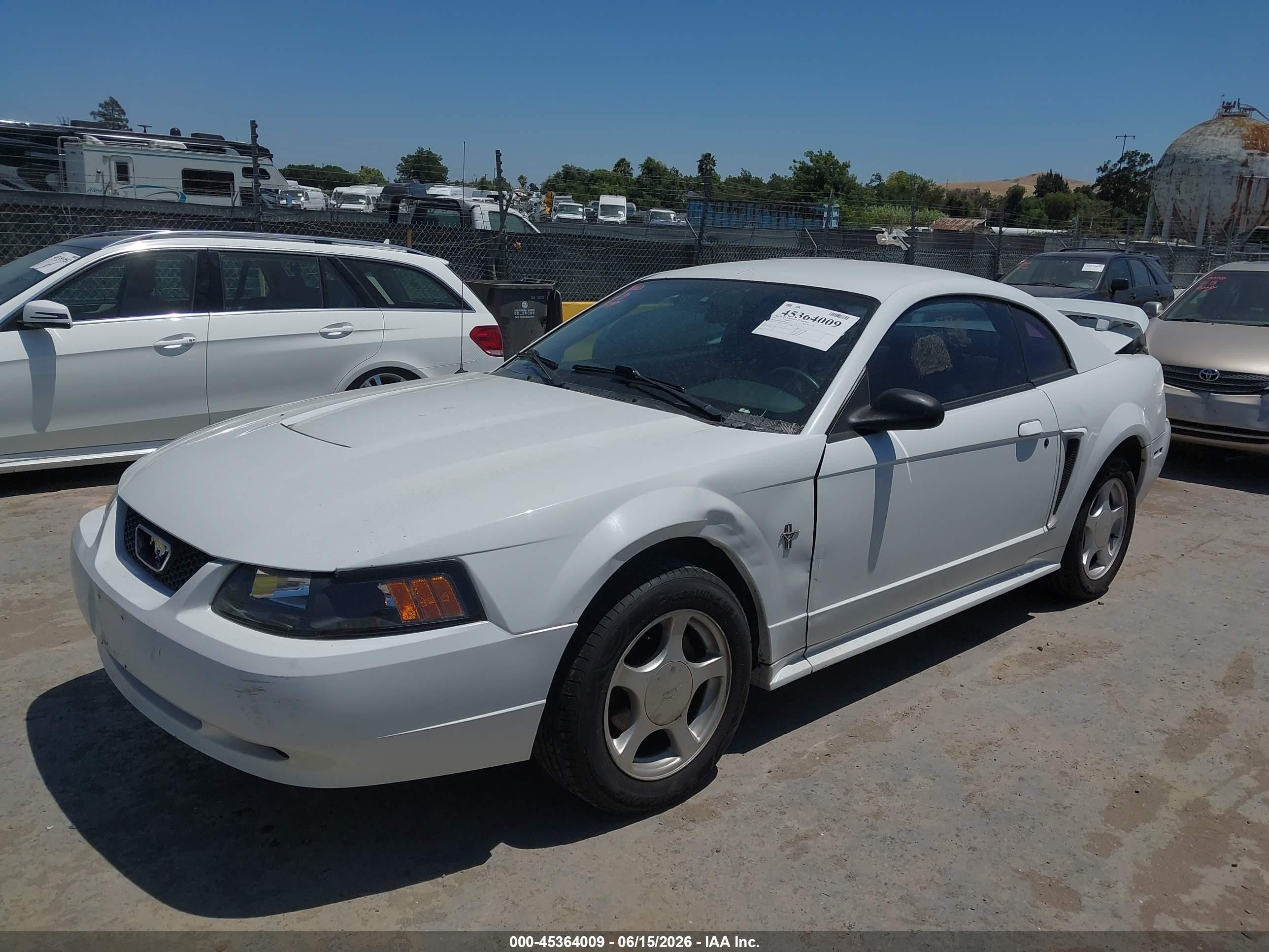 2003 Ford Mustang   Белый vin: 1FAFP40483F308363