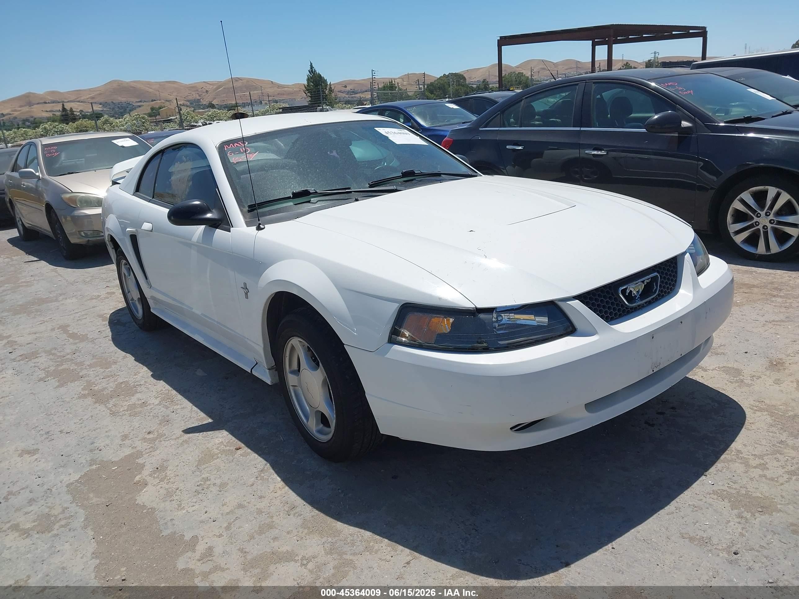 2003 Ford Mustang   Белый vin: 1FAFP40483F308363