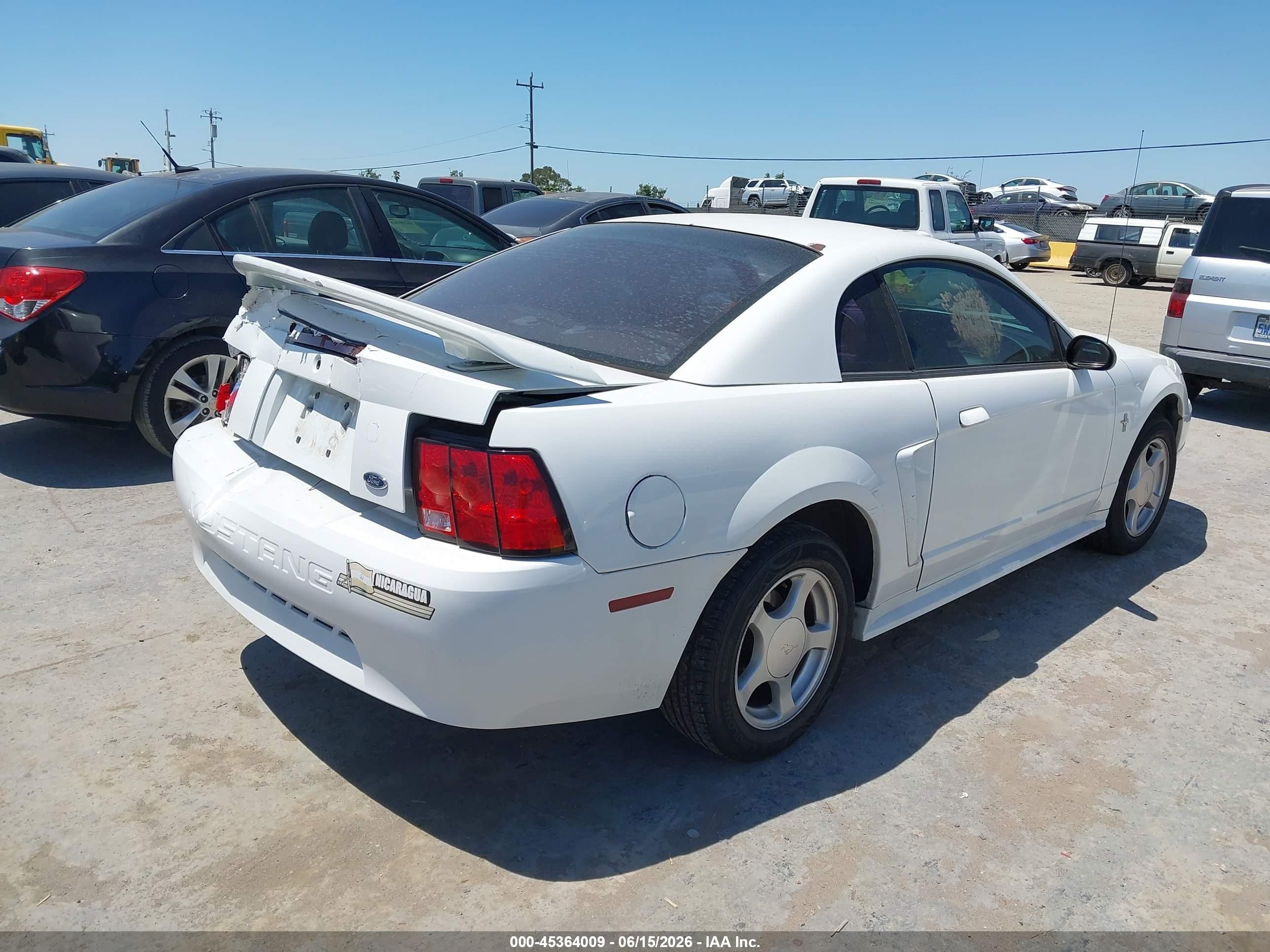 2003 Ford Mustang   Белый vin: 1FAFP40483F308363