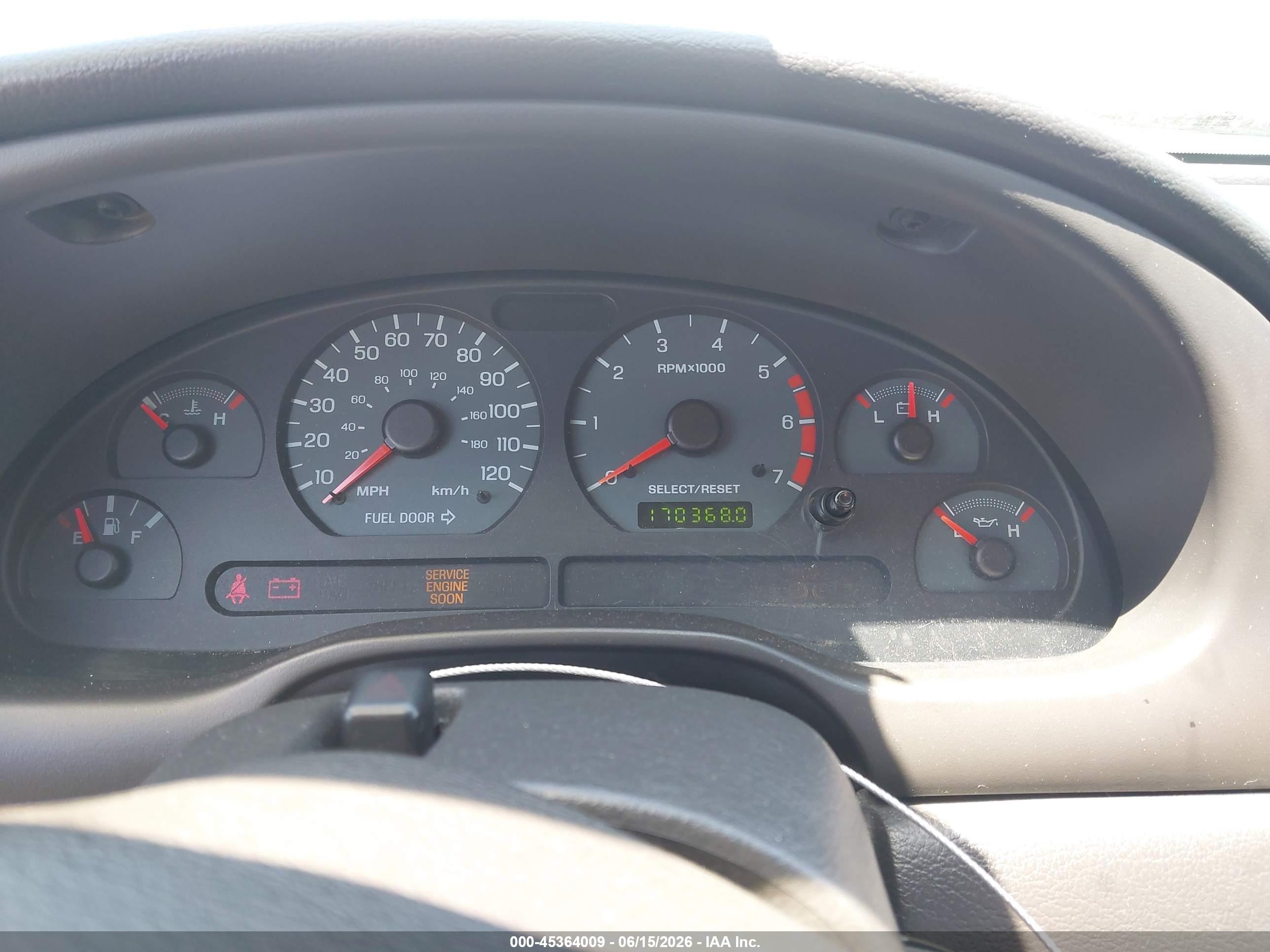 2003 Ford Mustang   Белый vin: 1FAFP40483F308363