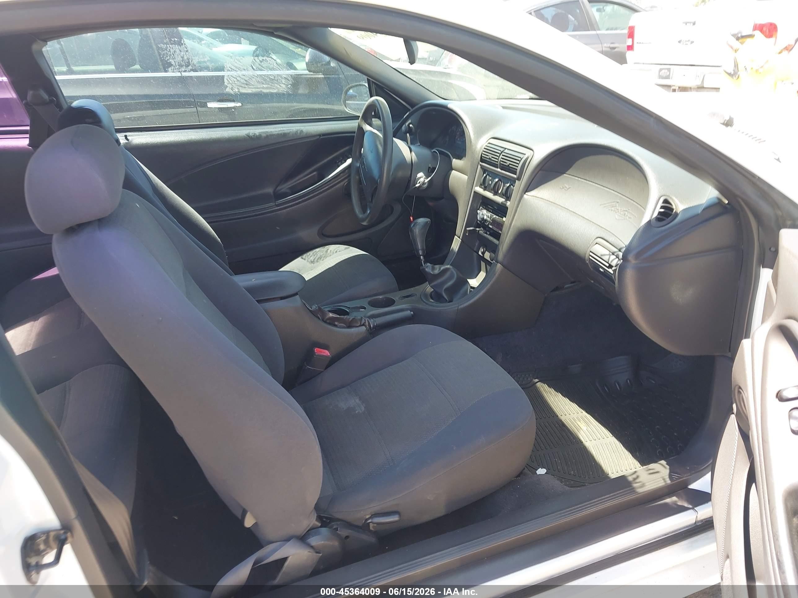 2003 Ford Mustang   Белый vin: 1FAFP40483F308363