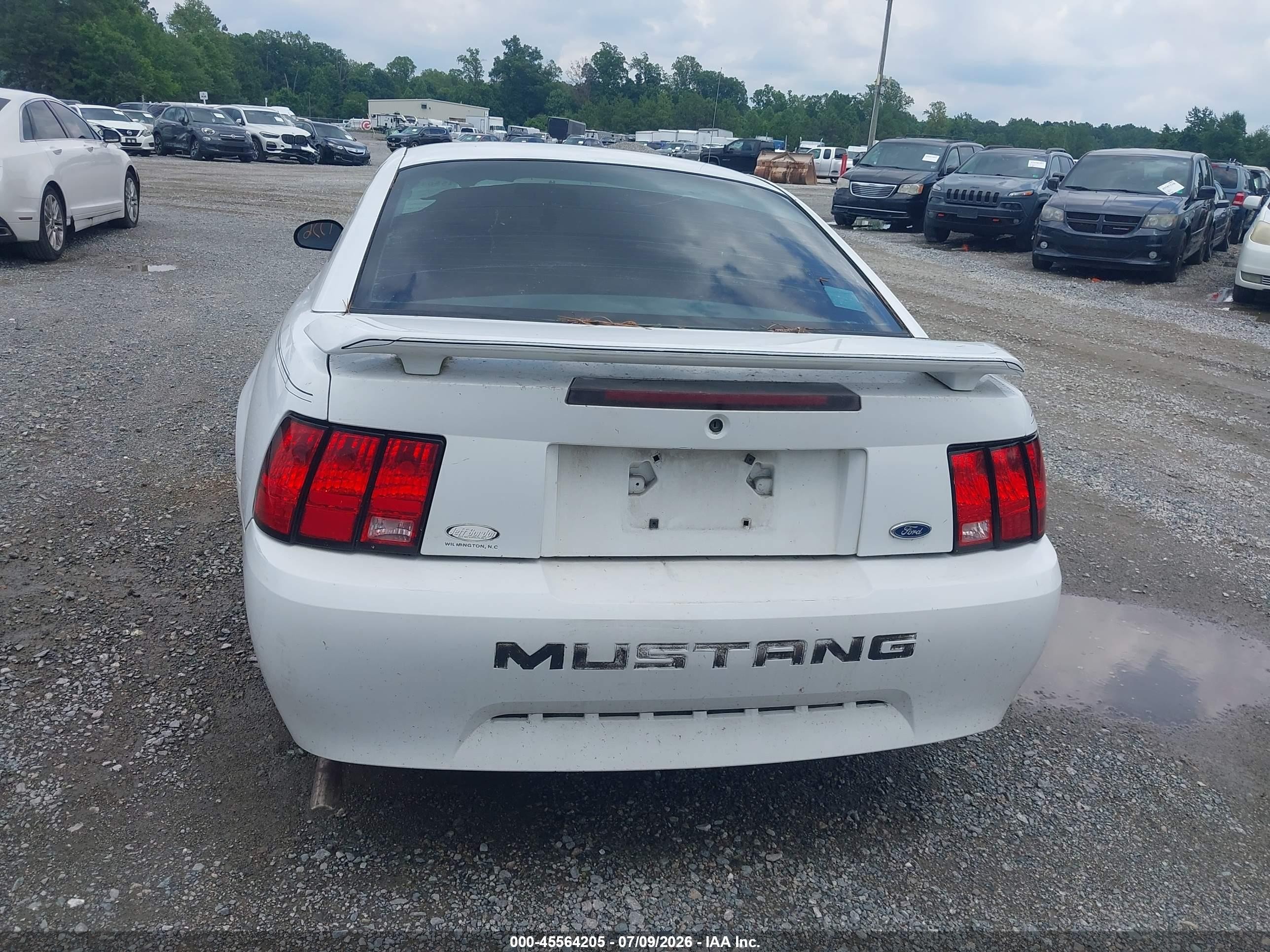 2003 Ford Mustang   White vin: 1FAFP40483F362469