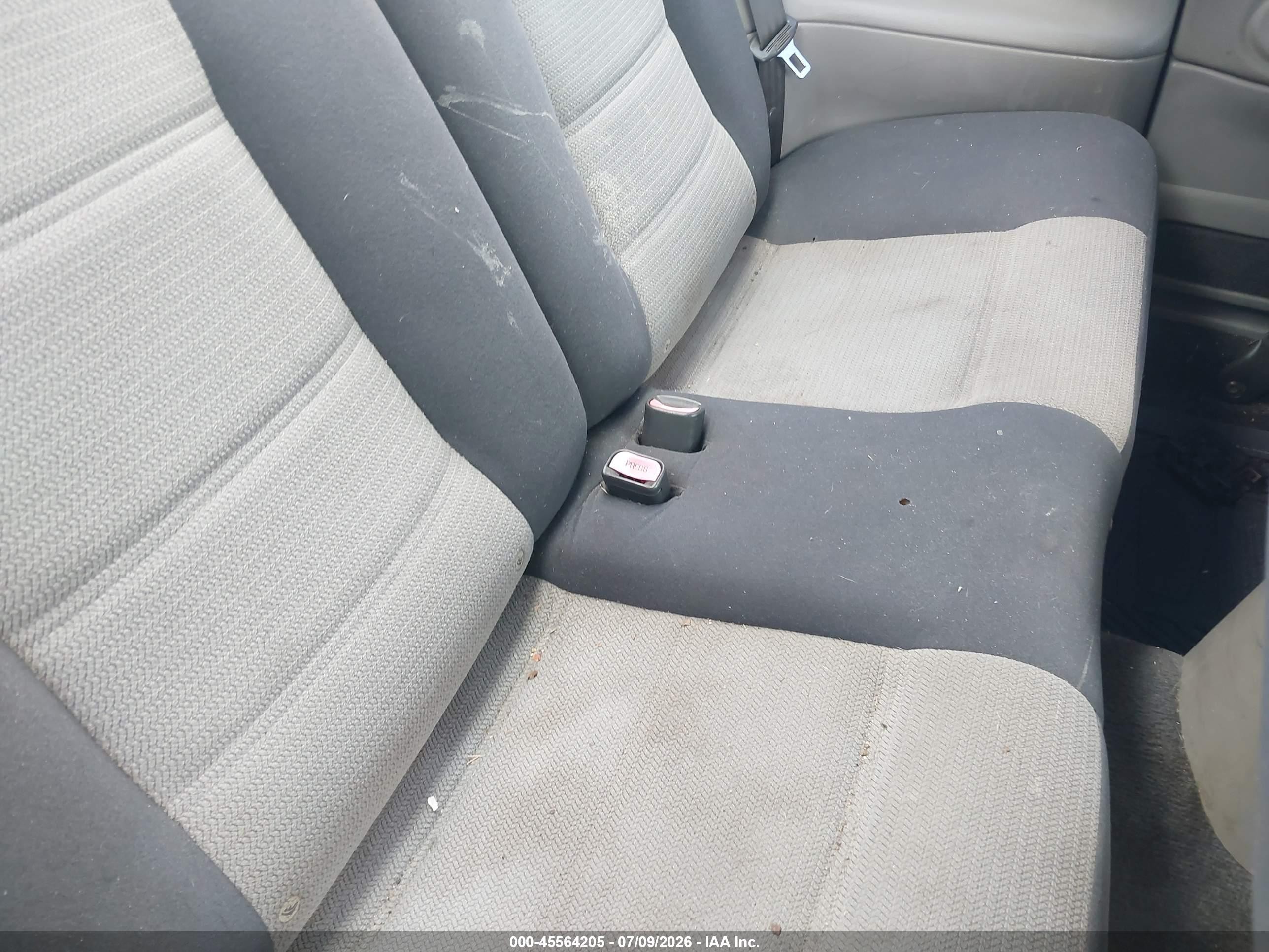 2003 Ford Mustang   White vin: 1FAFP40483F362469