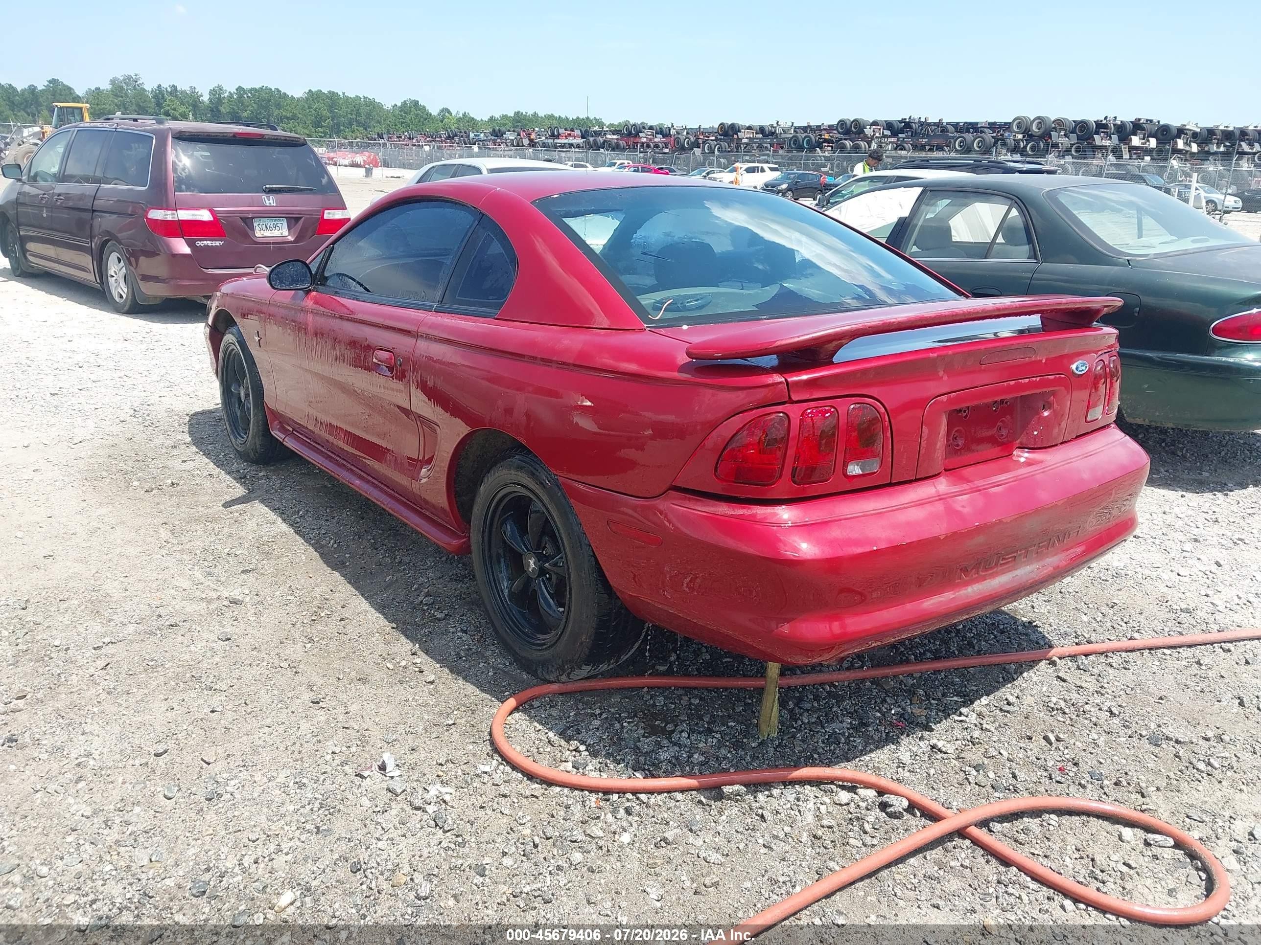 1998 Ford Mustang   Red vin: 1FAFP4048WF121127