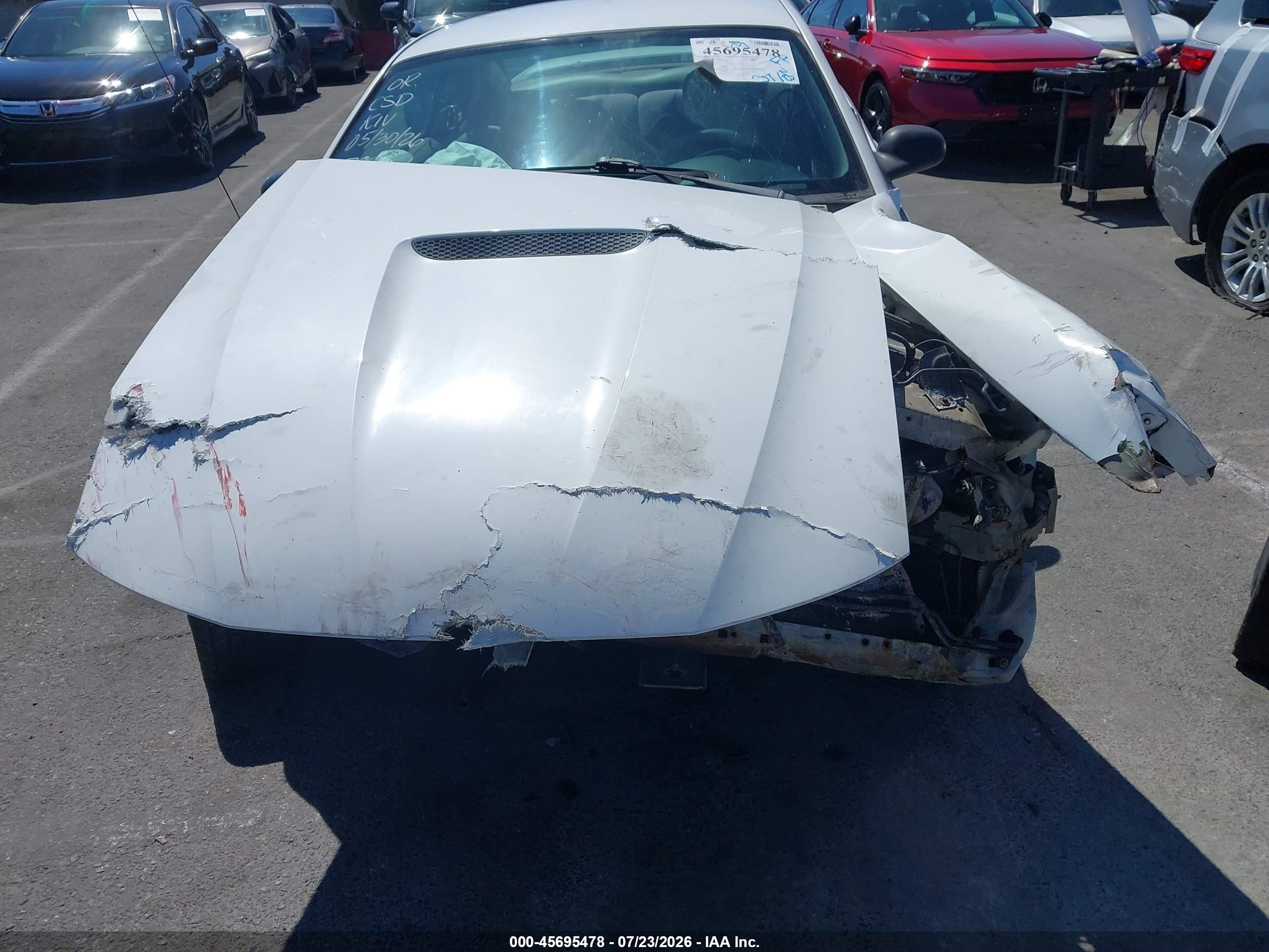 2000 Ford Mustang   Белый vin: 1FAFP4048YF121583