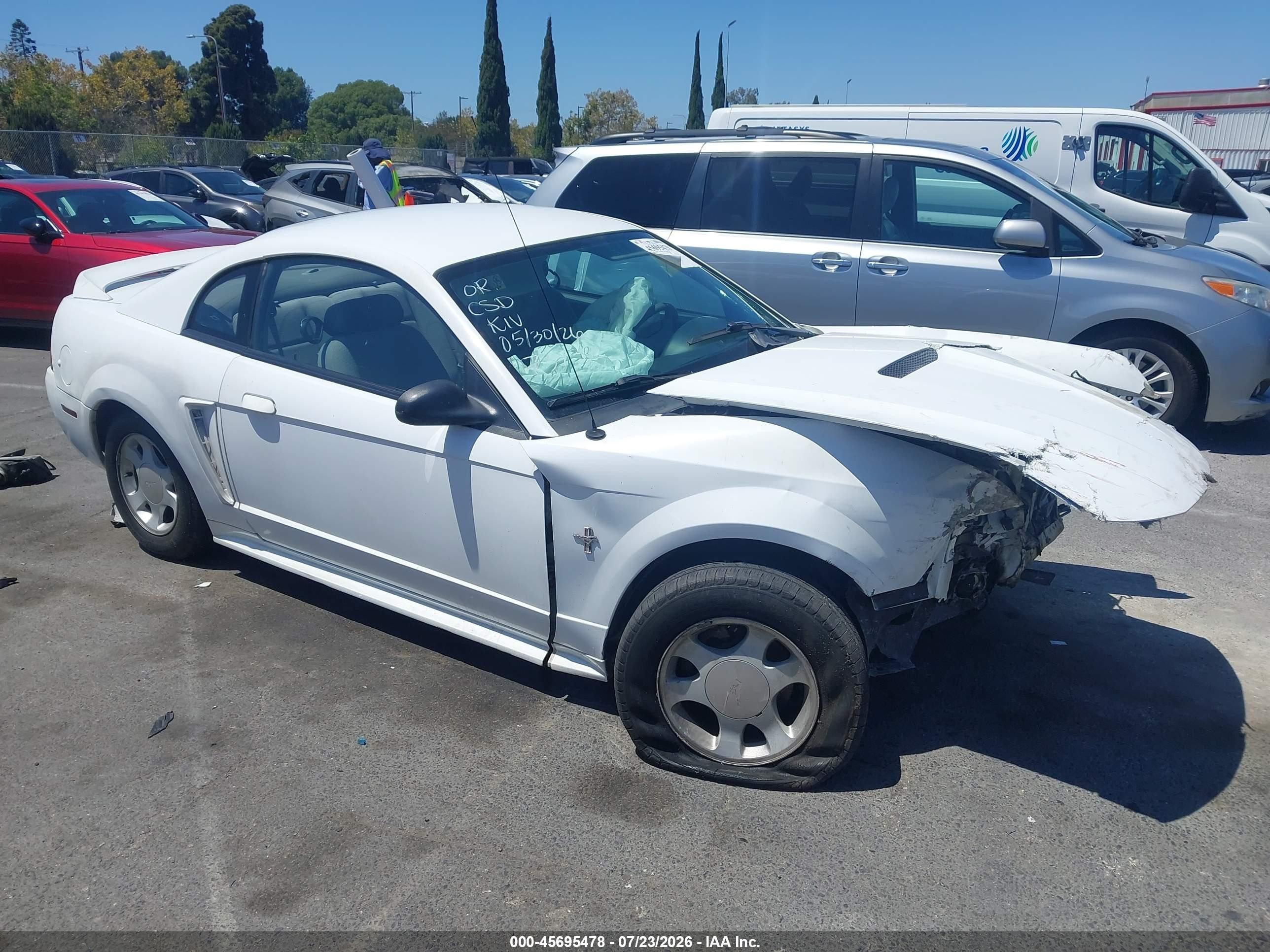 2000 Ford Mustang   White vin: 1FAFP4048YF121583