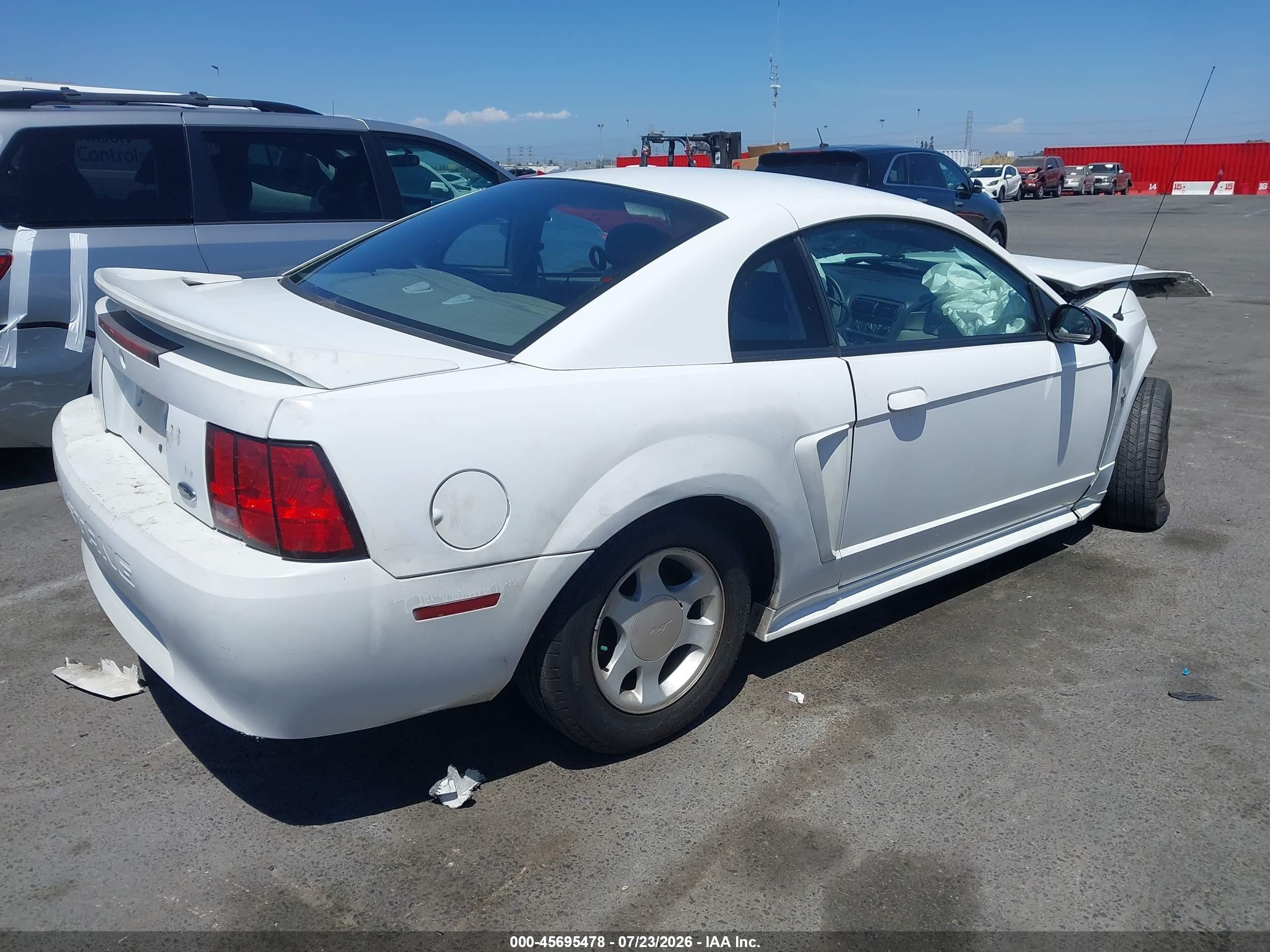 2000 Ford Mustang   Белый vin: 1FAFP4048YF121583