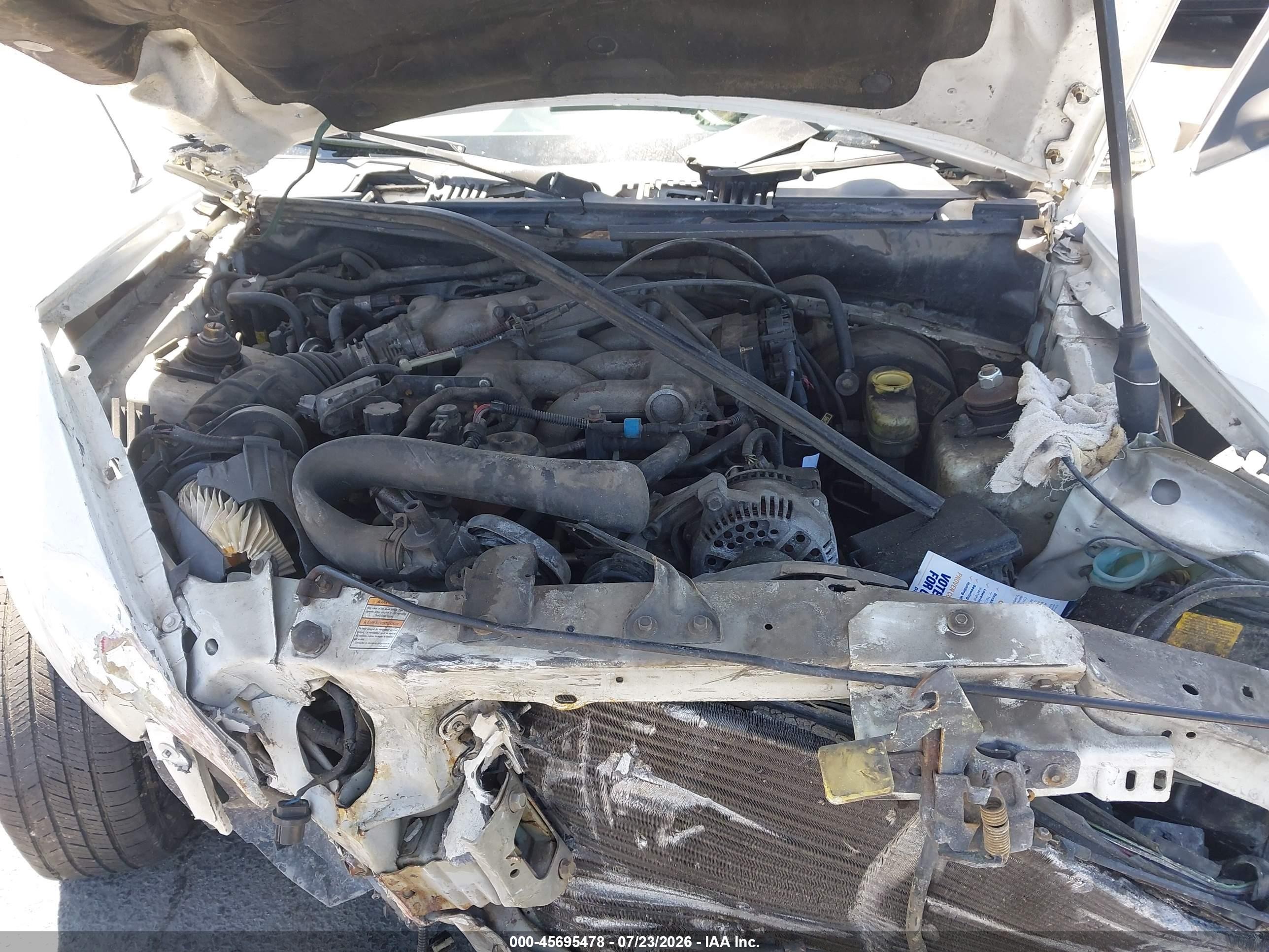 2000 Ford Mustang   Белый vin: 1FAFP4048YF121583