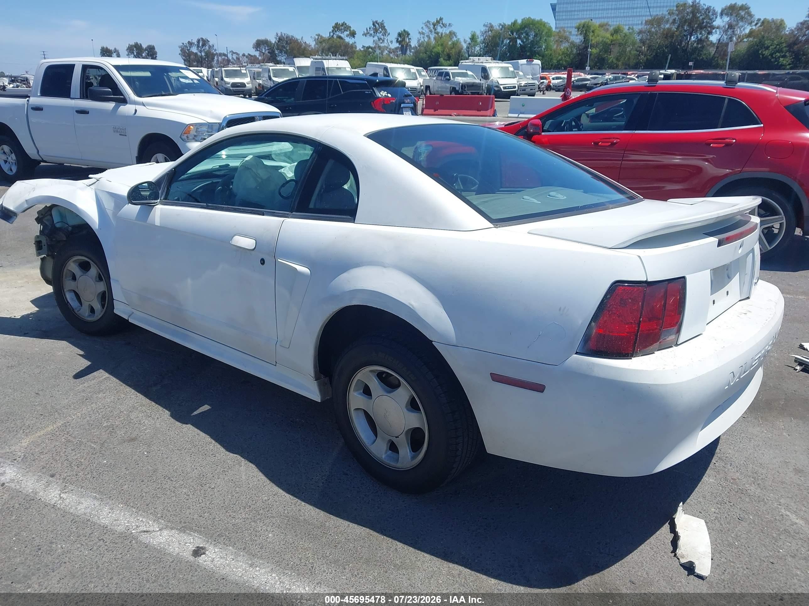 2000 Ford Mustang   Белый vin: 1FAFP4048YF121583