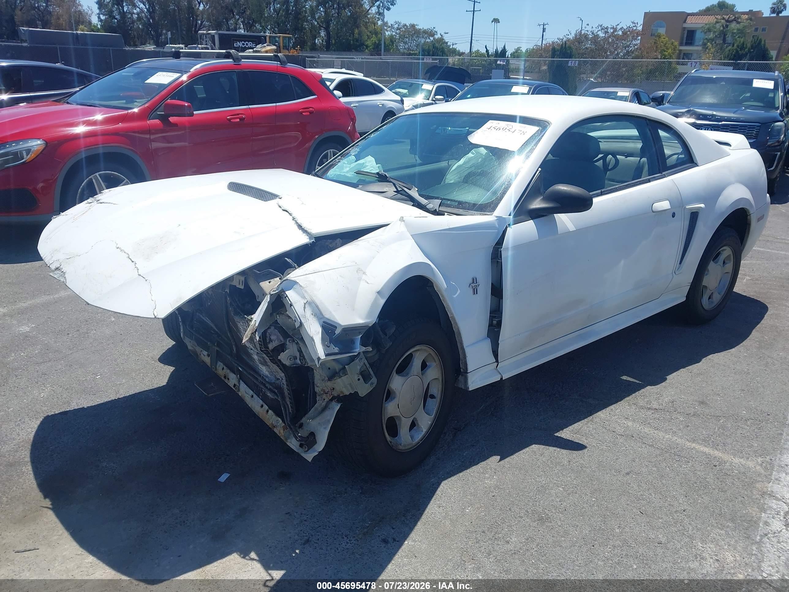 2000 Ford Mustang   Белый vin: 1FAFP4048YF121583
