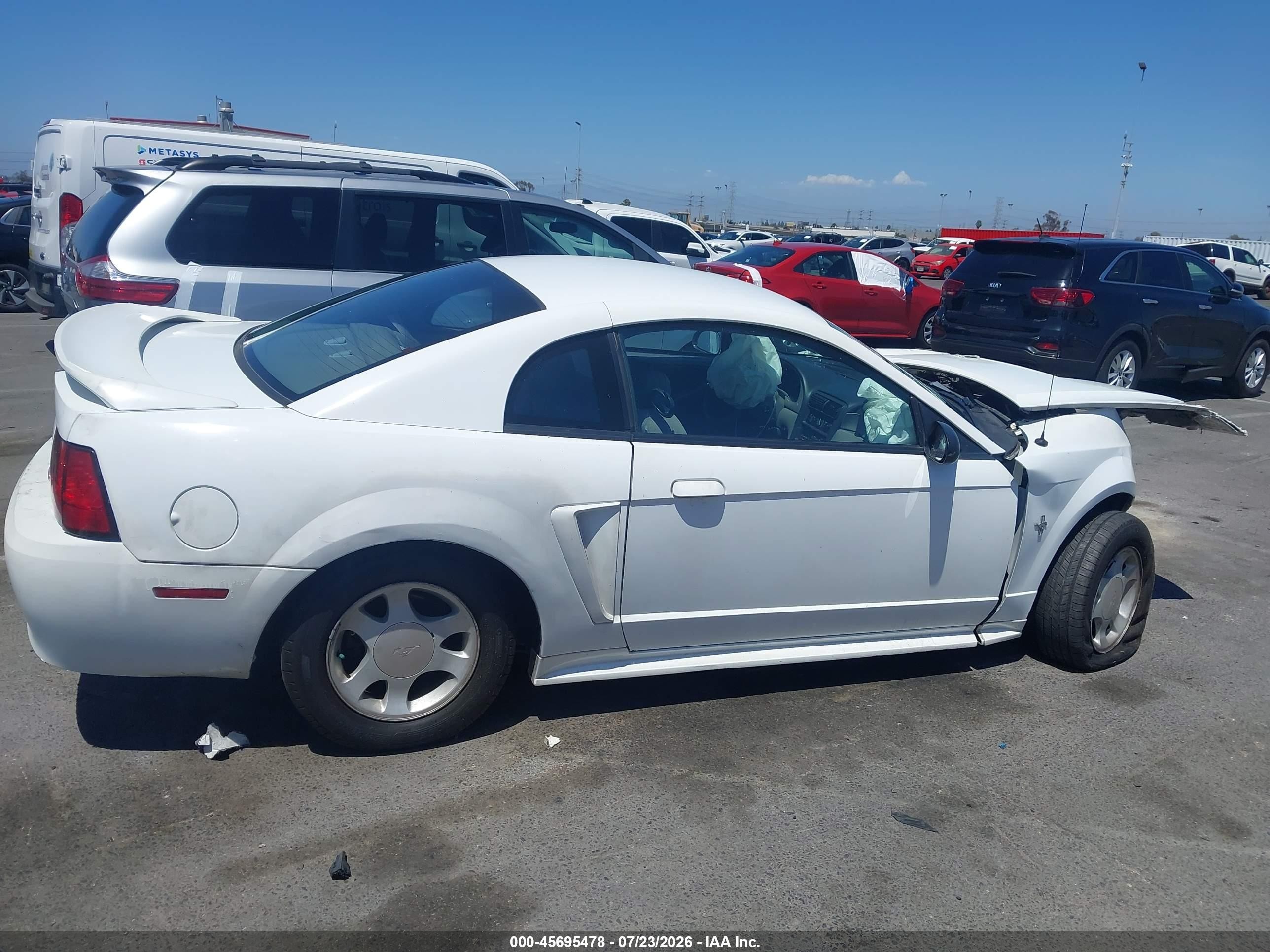 2000 Ford Mustang   Белый vin: 1FAFP4048YF121583