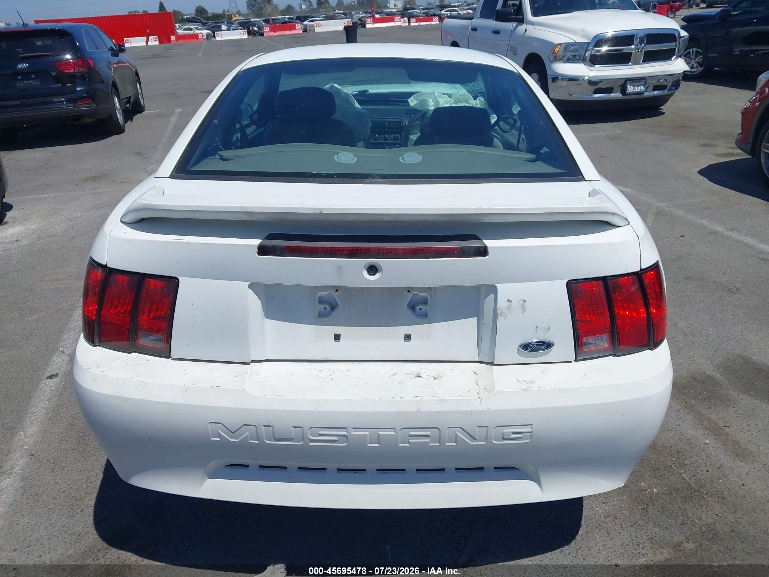 2000 Ford Mustang   Белый vin: 1FAFP4048YF121583