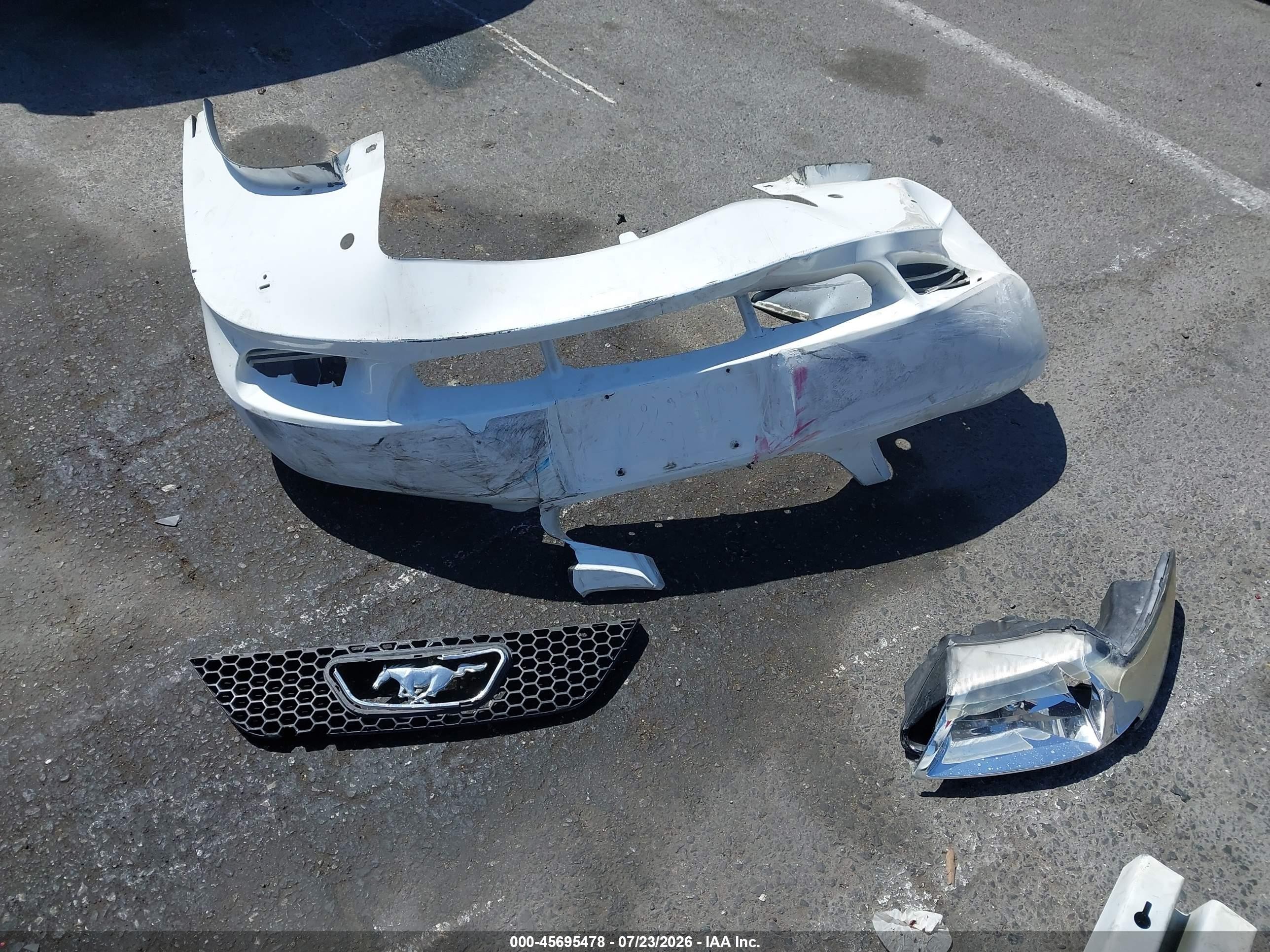 2000 Ford Mustang   Белый vin: 1FAFP4048YF121583
