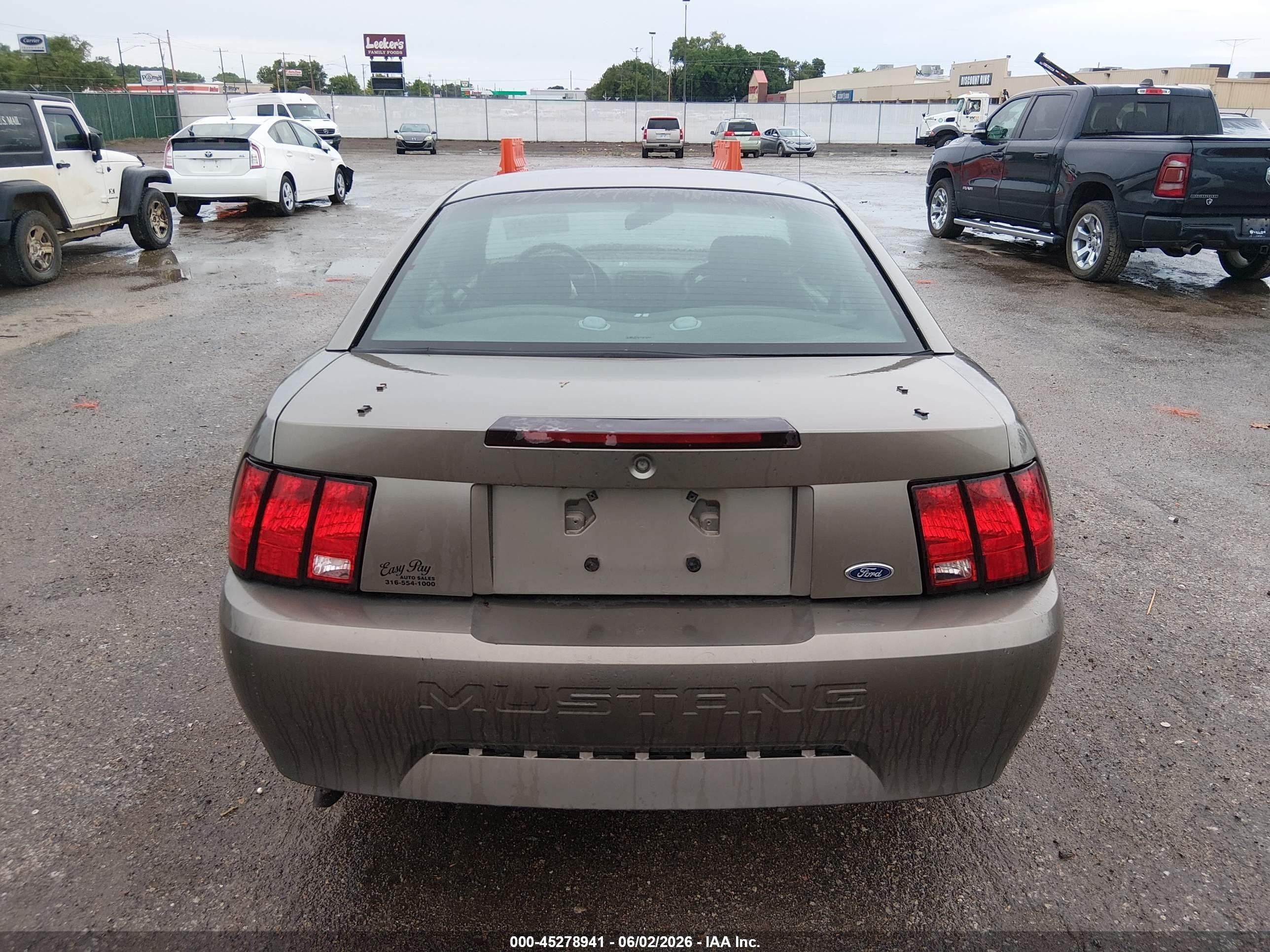 2001 Ford Mustang   Beige vin: 1FAFP40491F127334