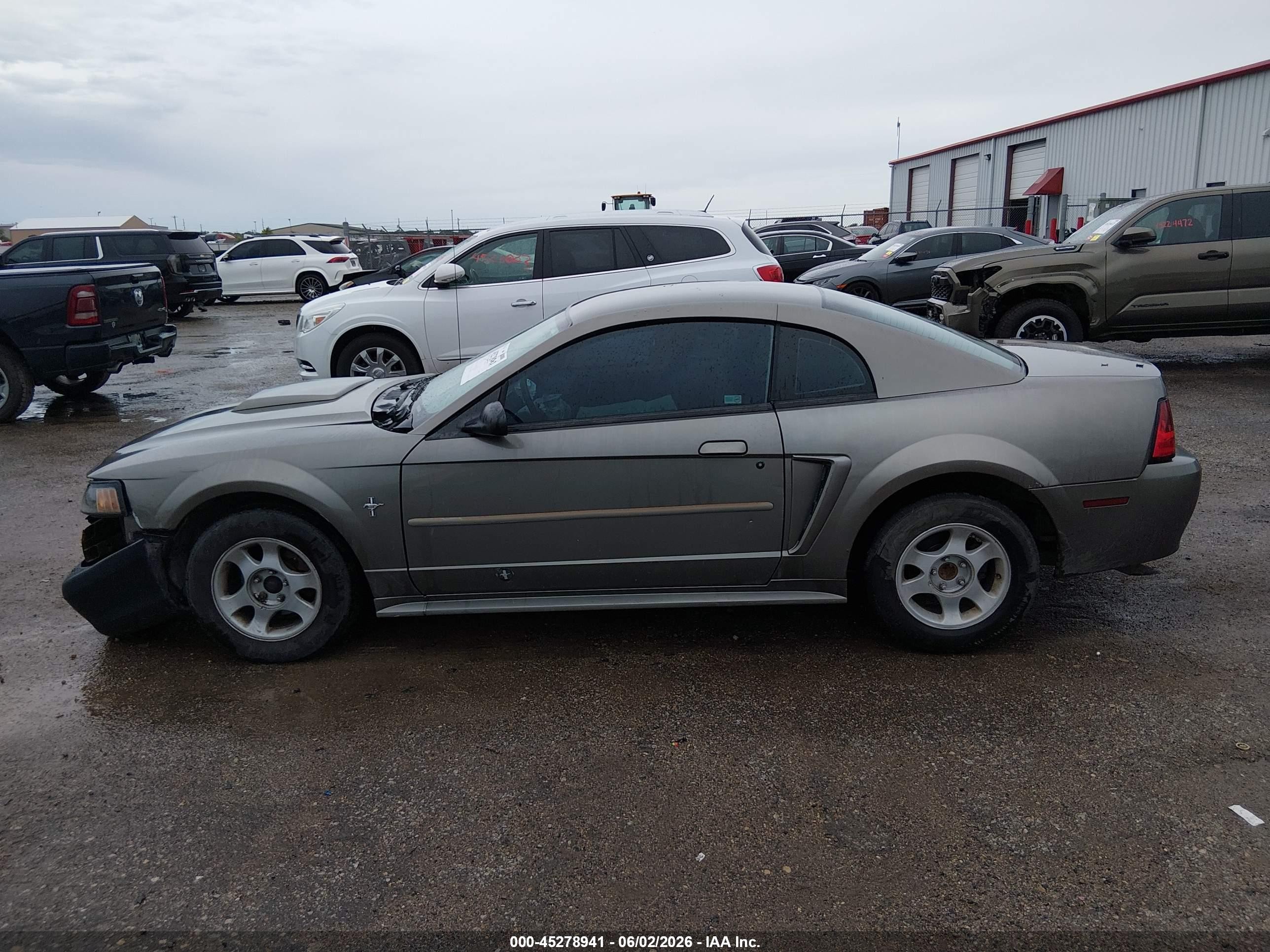 2001 Ford Mustang   Beige vin: 1FAFP40491F127334