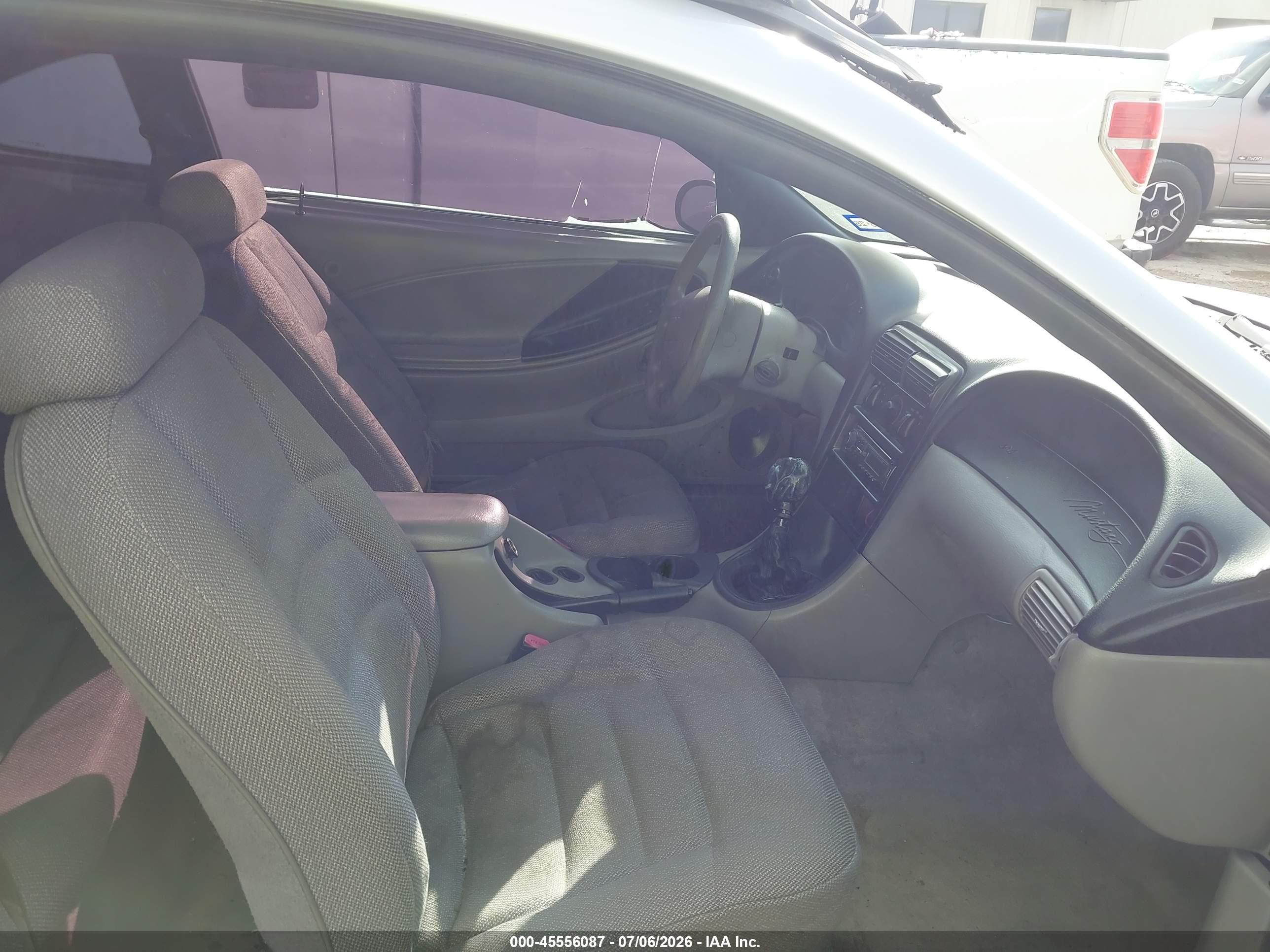 1998 Ford Mustang   Серебряный vin: 1FAFP4049WF192627