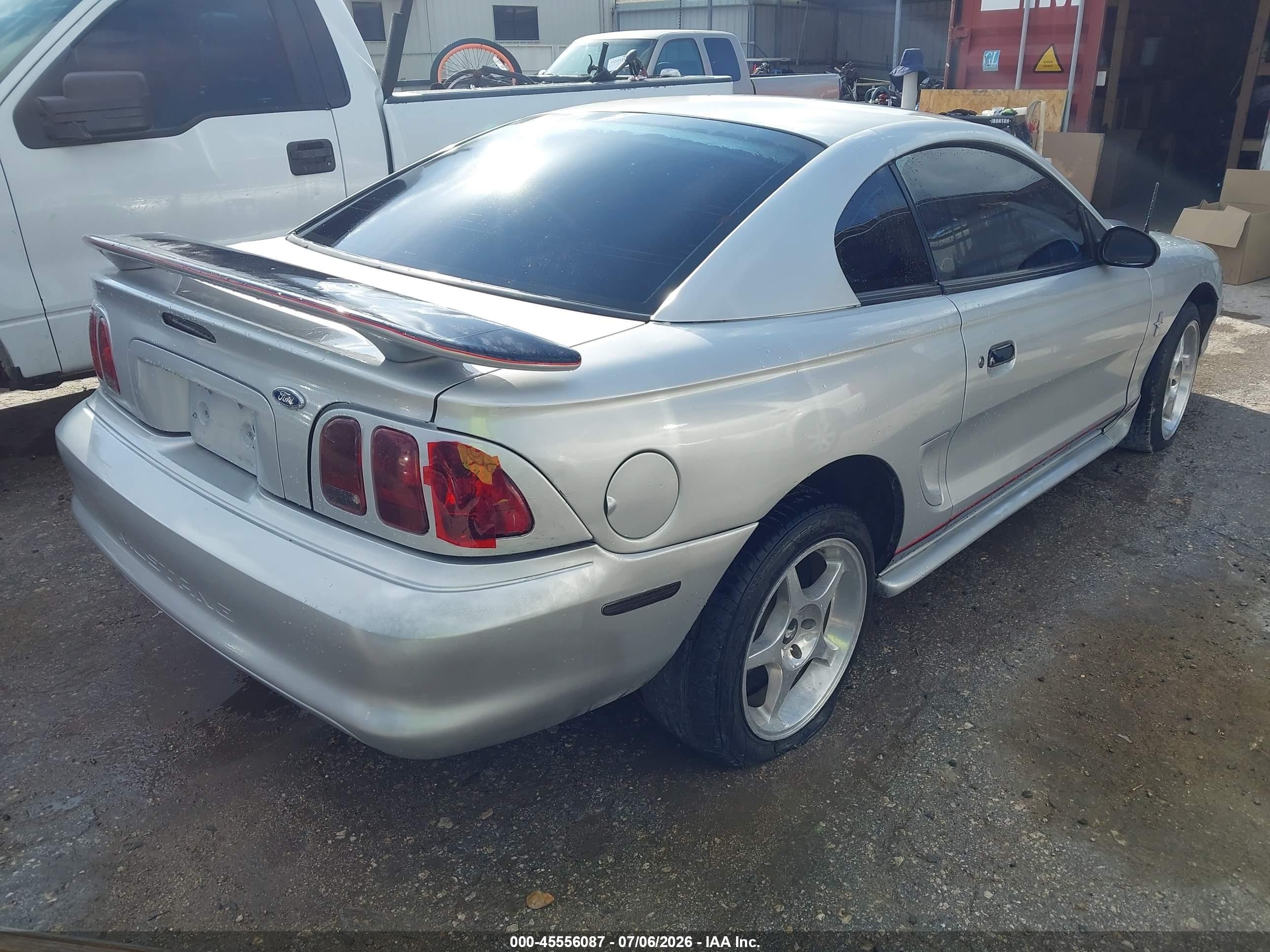 1998 Ford Mustang   Серебряный vin: 1FAFP4049WF192627