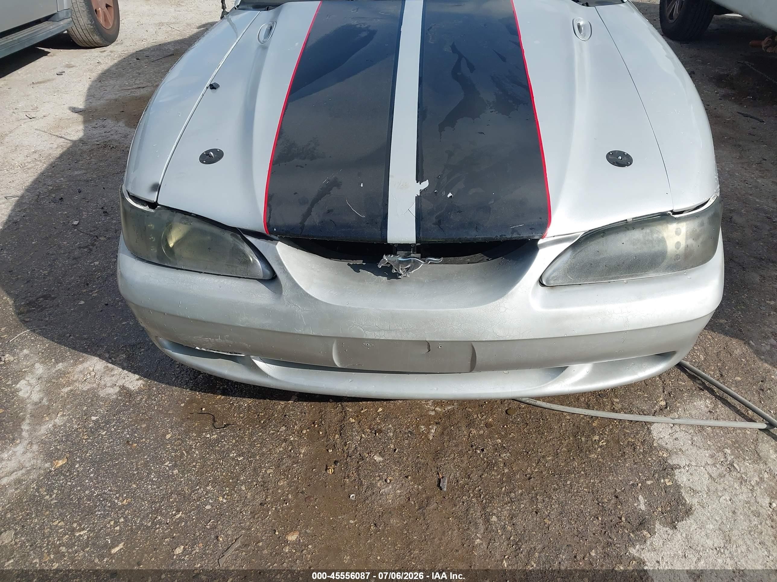 1998 Ford Mustang   Серебряный vin: 1FAFP4049WF192627