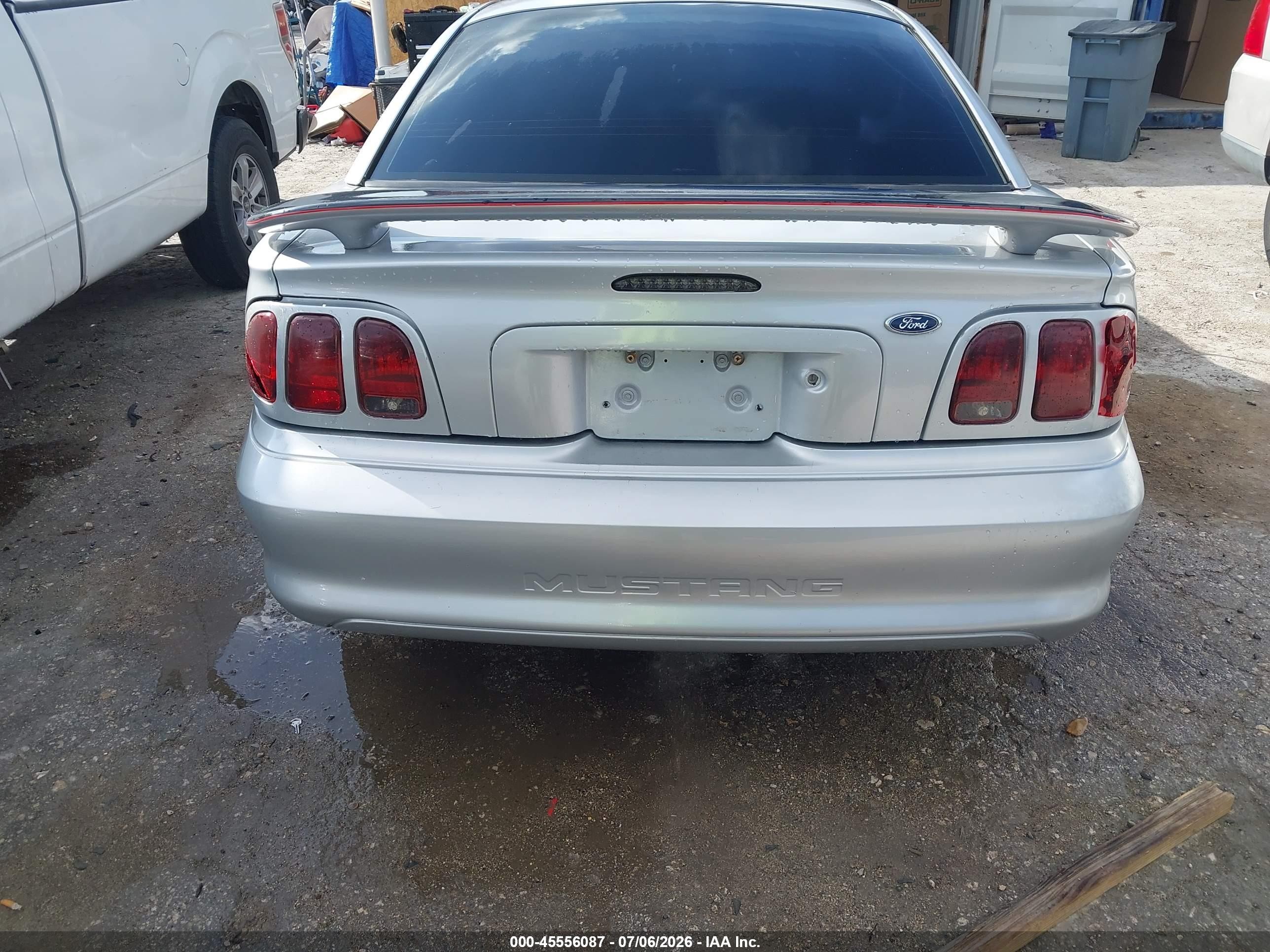 1998 Ford Mustang   Серебряный vin: 1FAFP4049WF192627