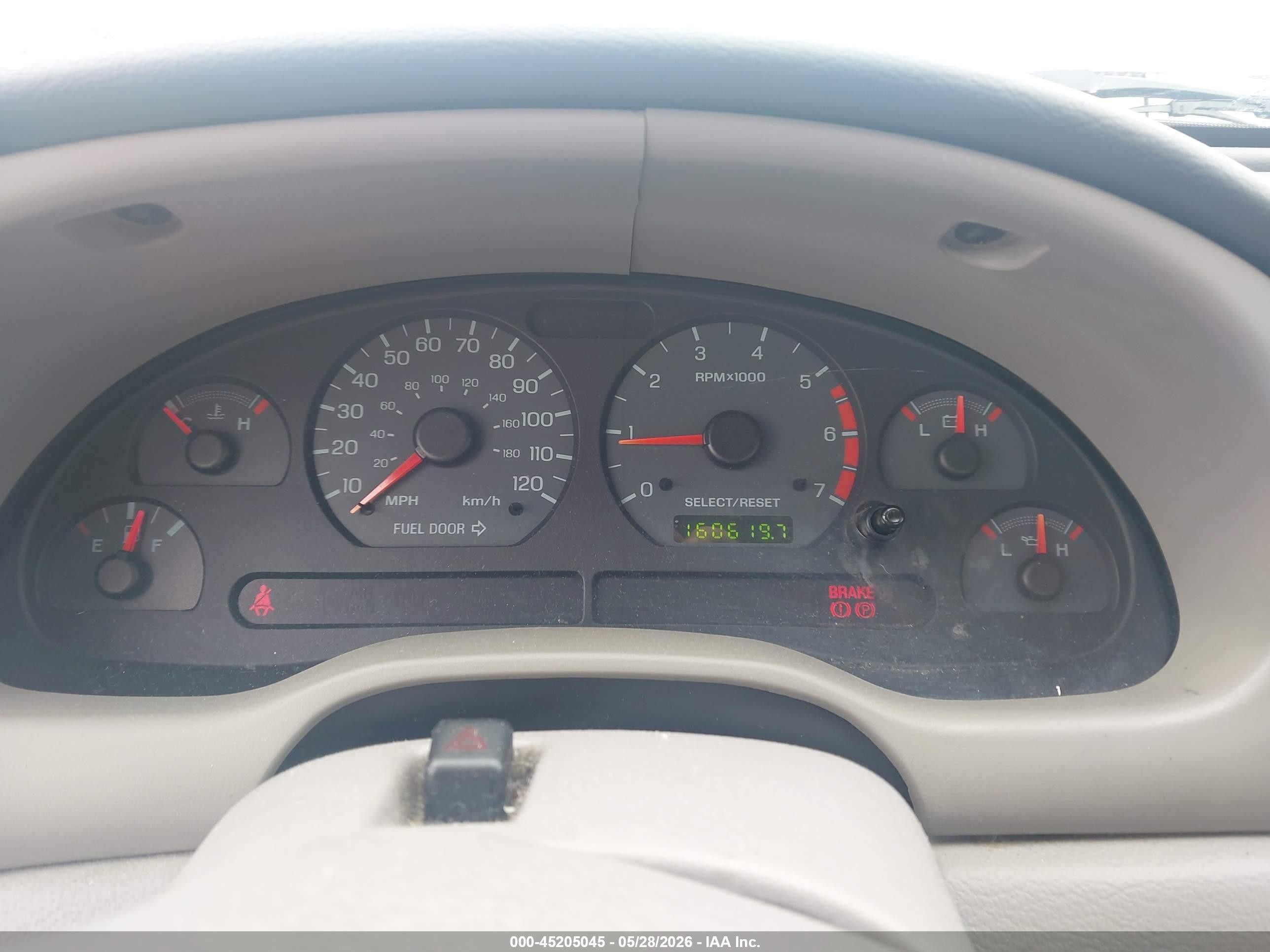 2002 Ford Mustang   White vin: 1FAFP404X2F153247