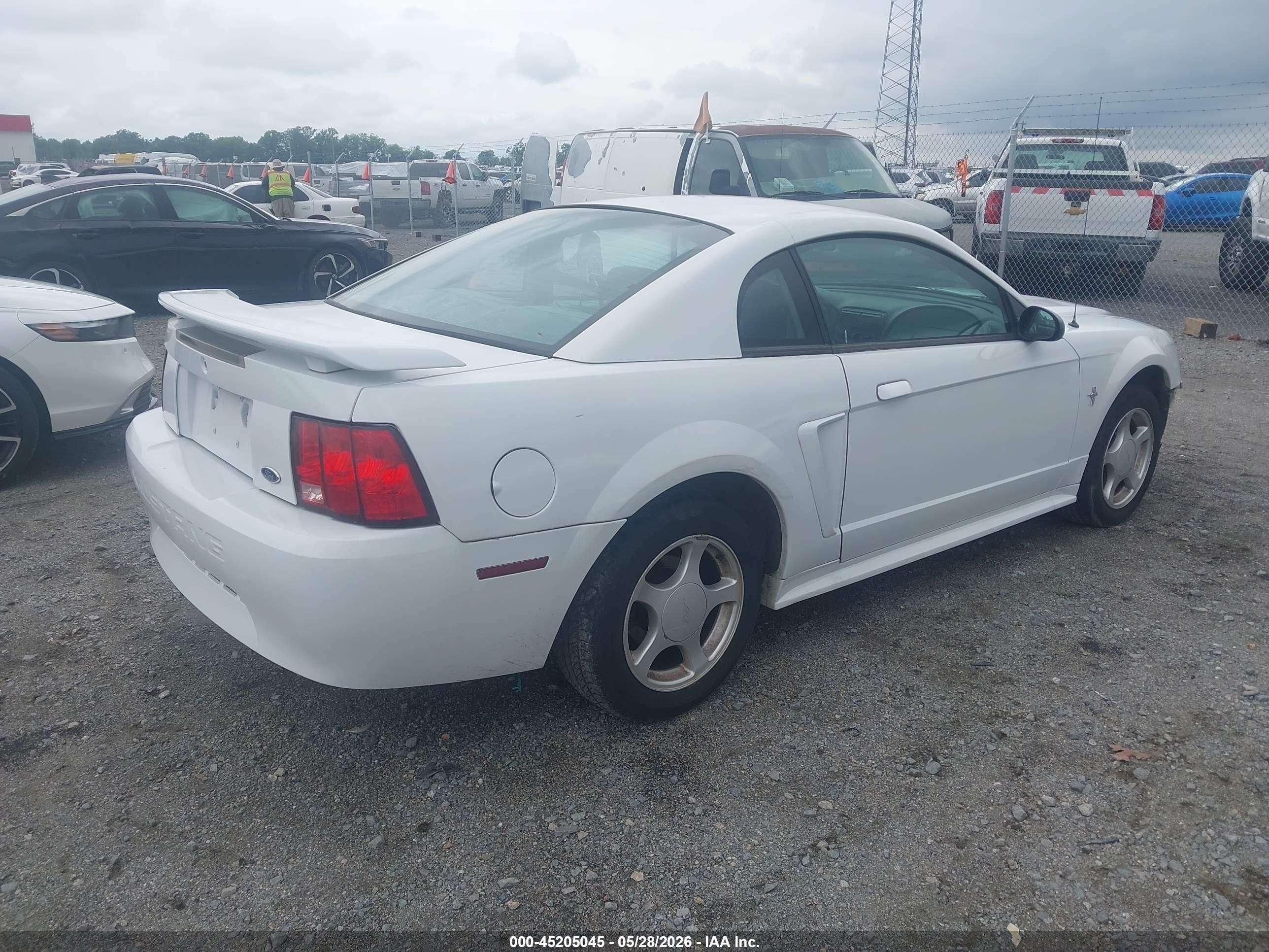 2002 Ford Mustang   White vin: 1FAFP404X2F153247