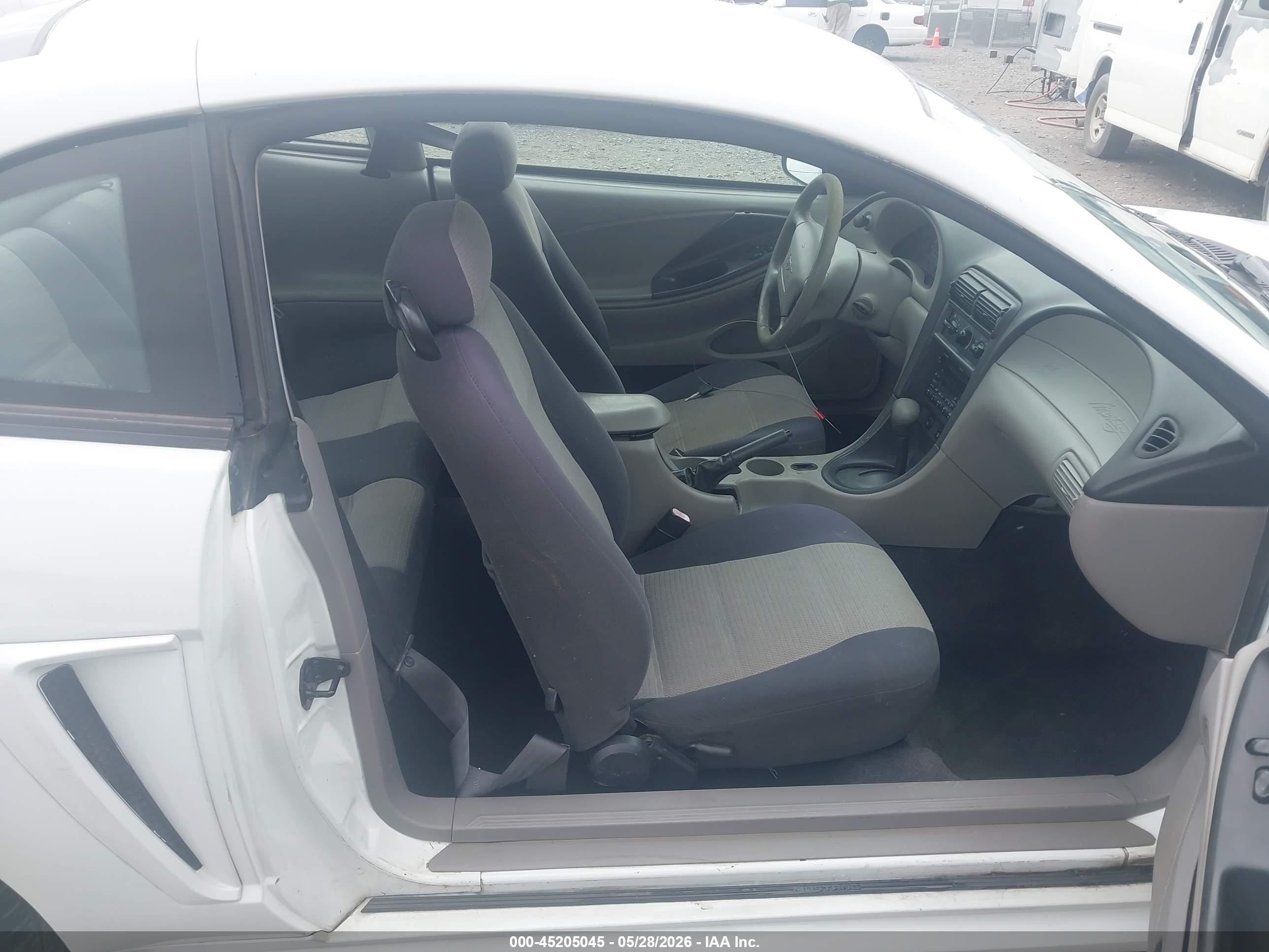 2002 Ford Mustang   White vin: 1FAFP404X2F153247