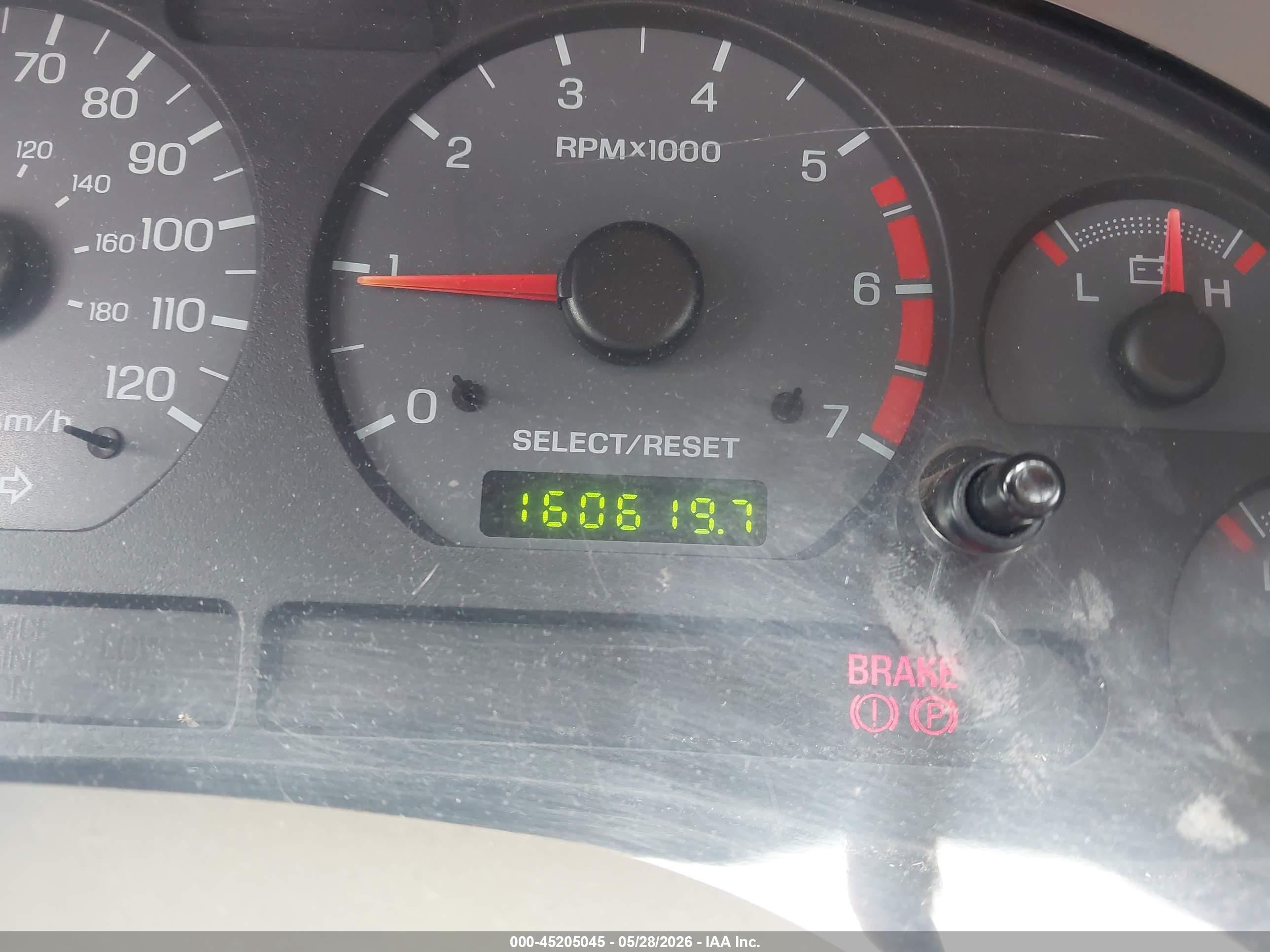2002 Ford Mustang   White vin: 1FAFP404X2F153247