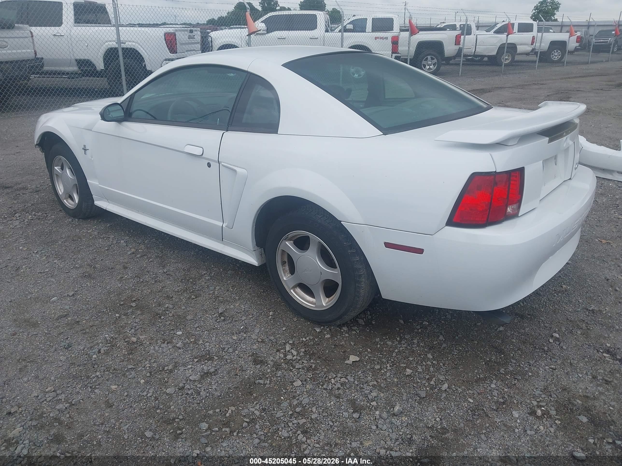 2002 Ford Mustang   White vin: 1FAFP404X2F153247